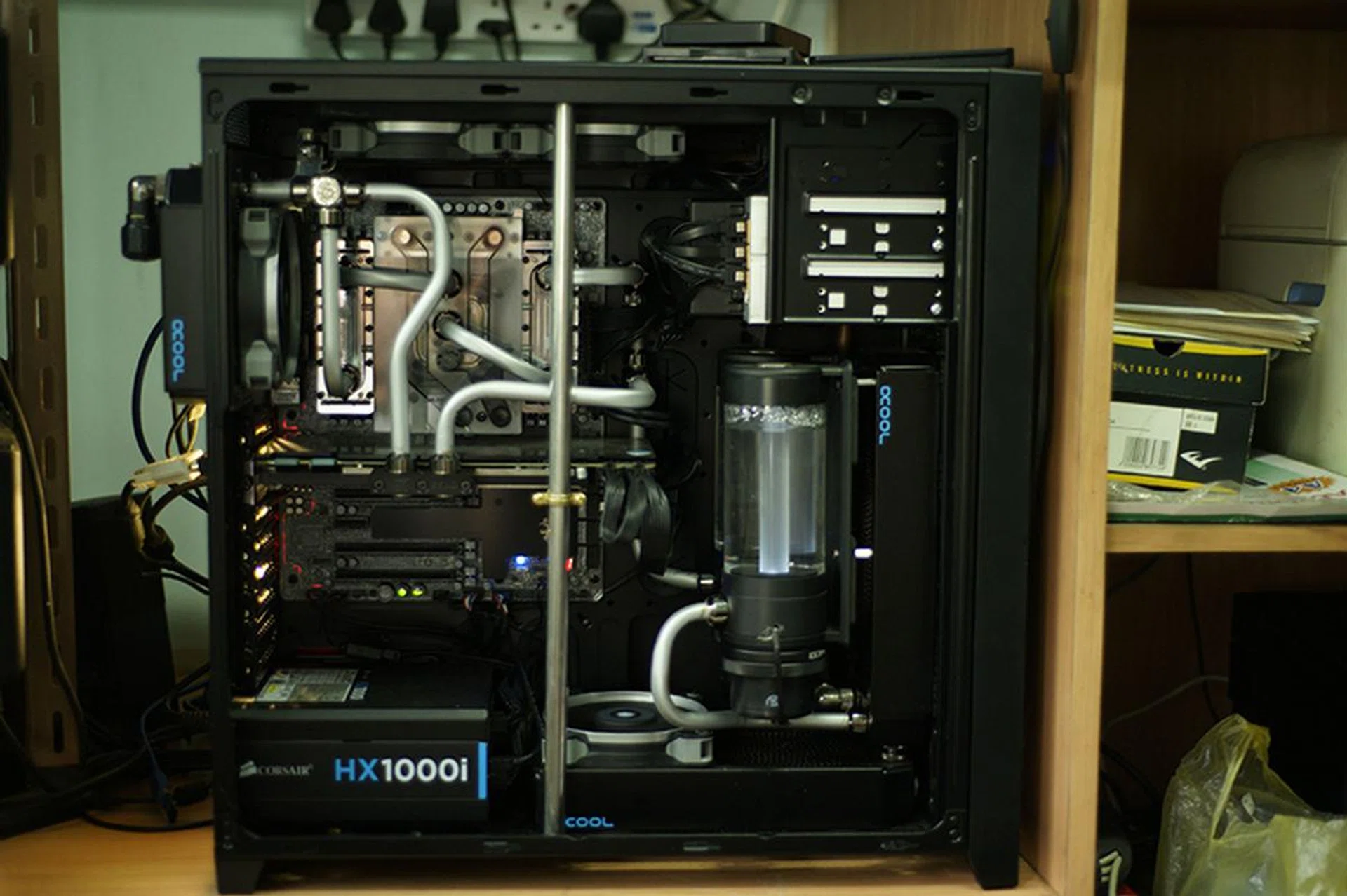 This is one understated watercooling rig. The opaque silver tubing is quite a staid departure from more brightly colored coolant options. Installed in this Corsair 750D chassis is an MSI X99A Gaming 7 motherboard, Intel Core i7-5820K processor, and MSI GeForce GTX 980 Gaming 4G graphics card. (Image Source: mtt10879)