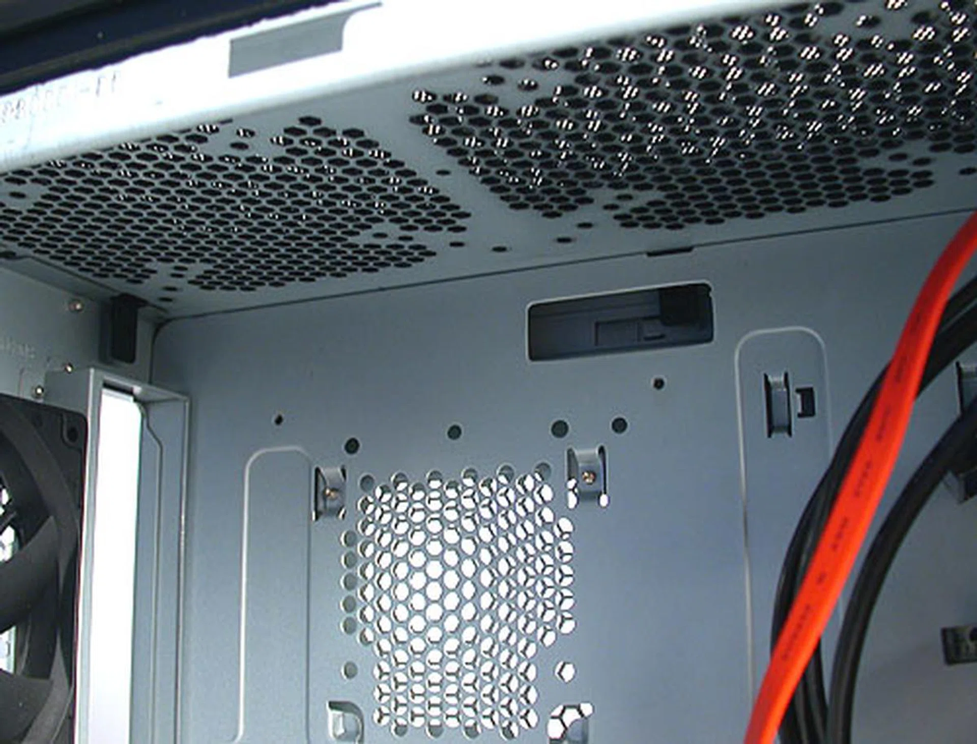 The top of the chassis has lots of room for up to two system fans since the PSU is at the bottom for the CM 690. 