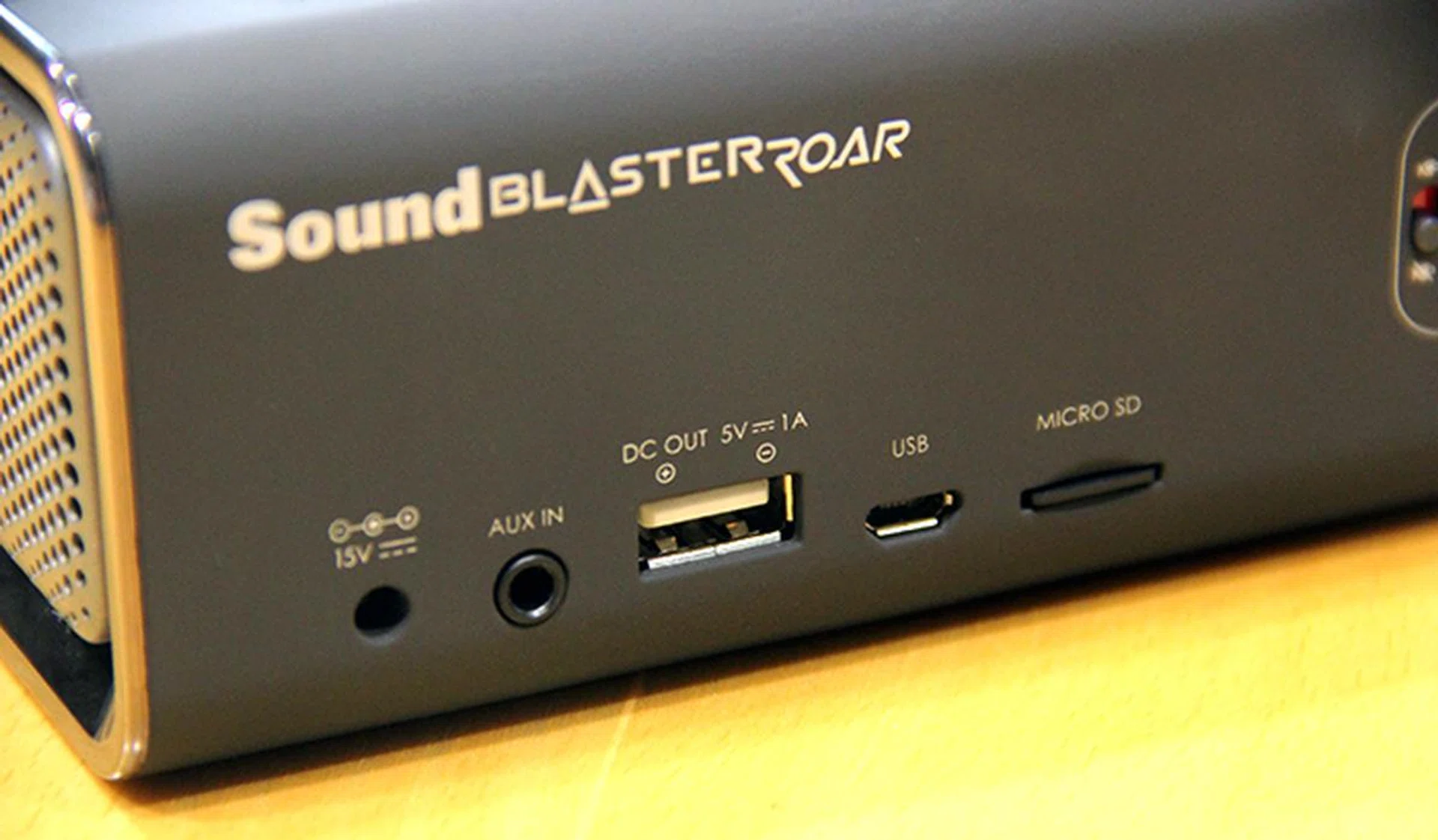 Behind, we find a USB and micro-USB port and a microSD card slot.