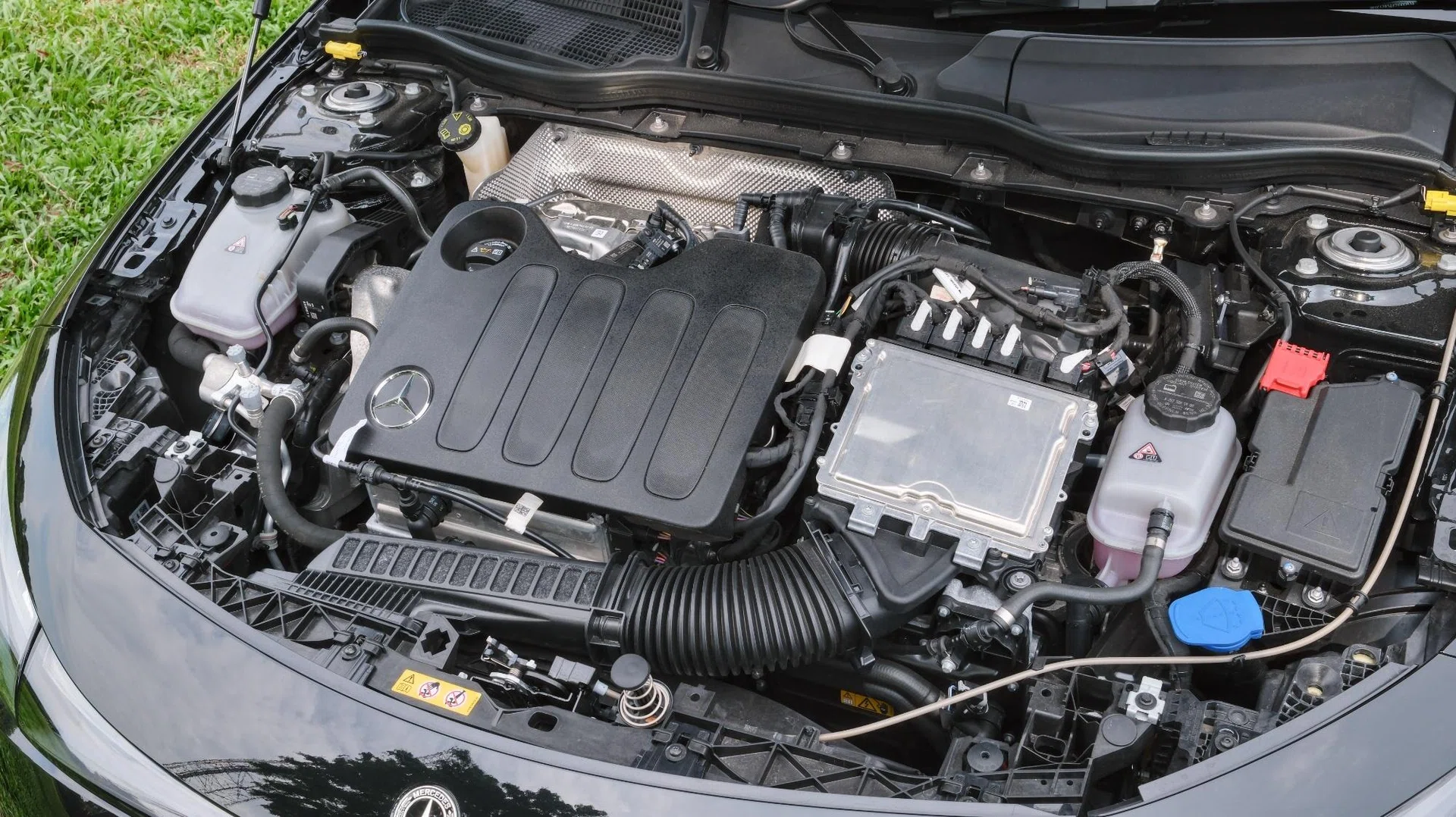Mercedes-Benz M252 engine bay