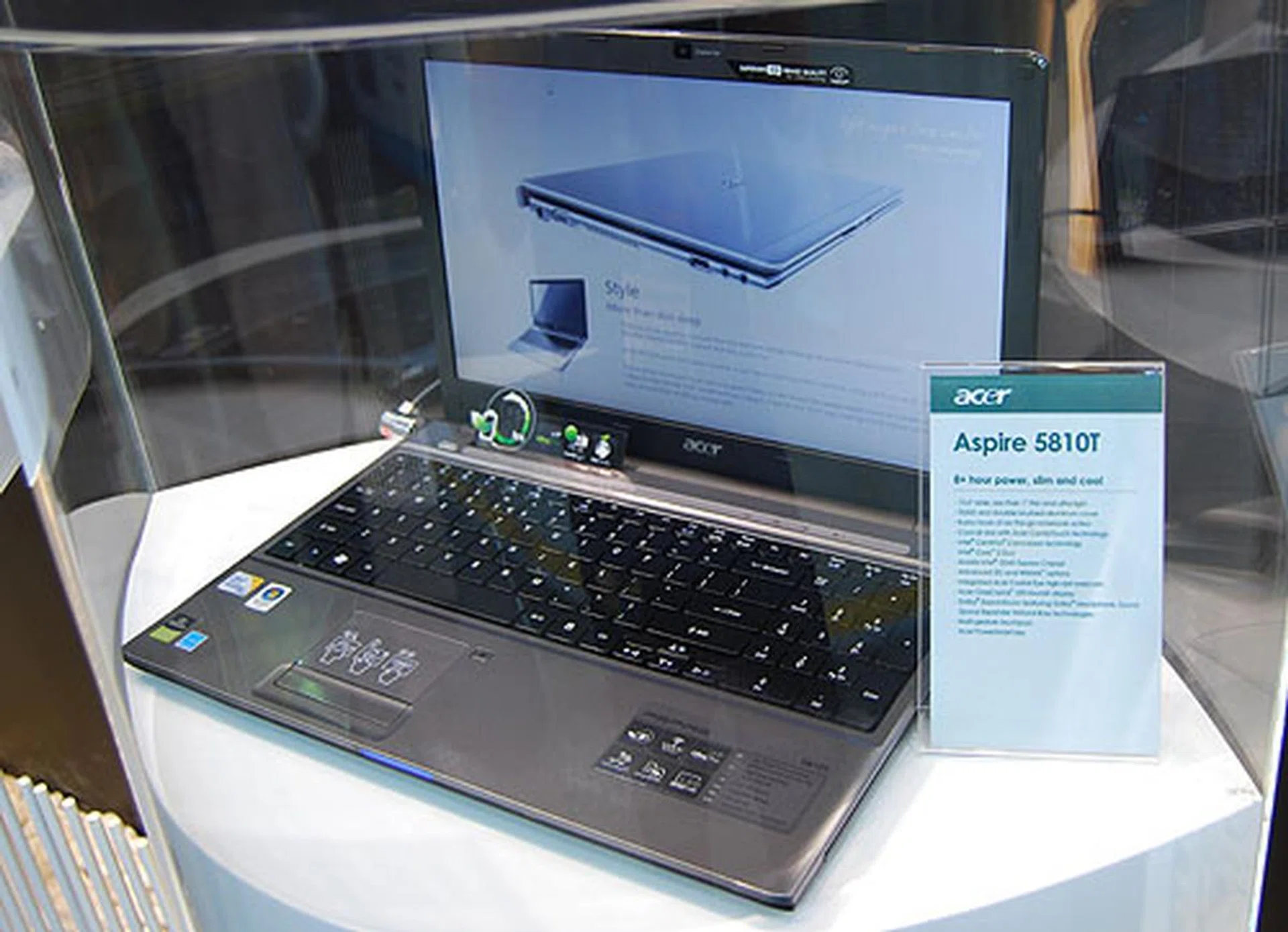 The largest model in the Timeline series is the Aspire 5810T which is 15.6-inch wide but less than an inch thick. It uses a Core 2 Duo with Intel GS45 Express chipset and includes options for 3G and WiMAX. Acer claims that this multimedia notebook can go more than 8 hours on a single charge.