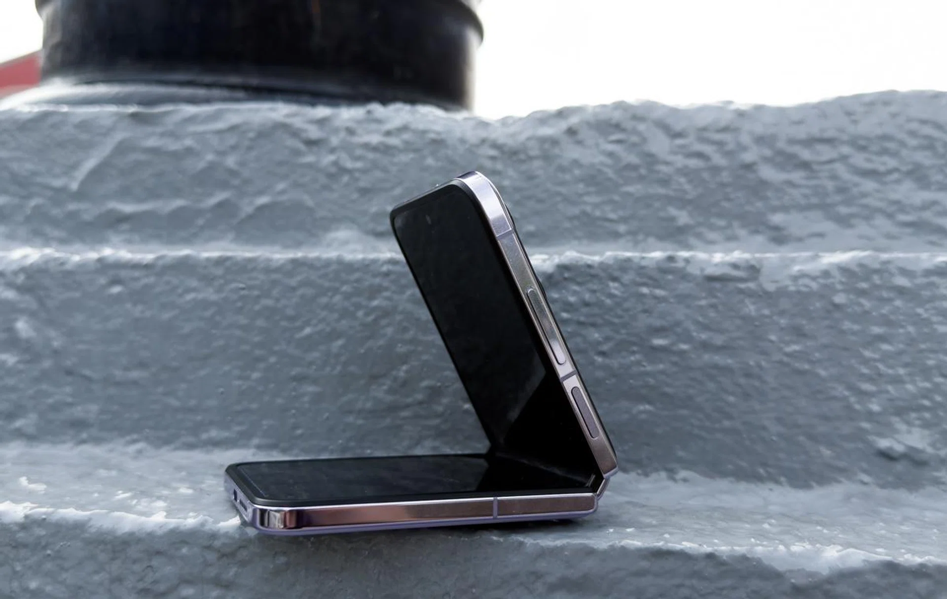 The power button fingerprint reader is blazing fast. Photo: HWZ.