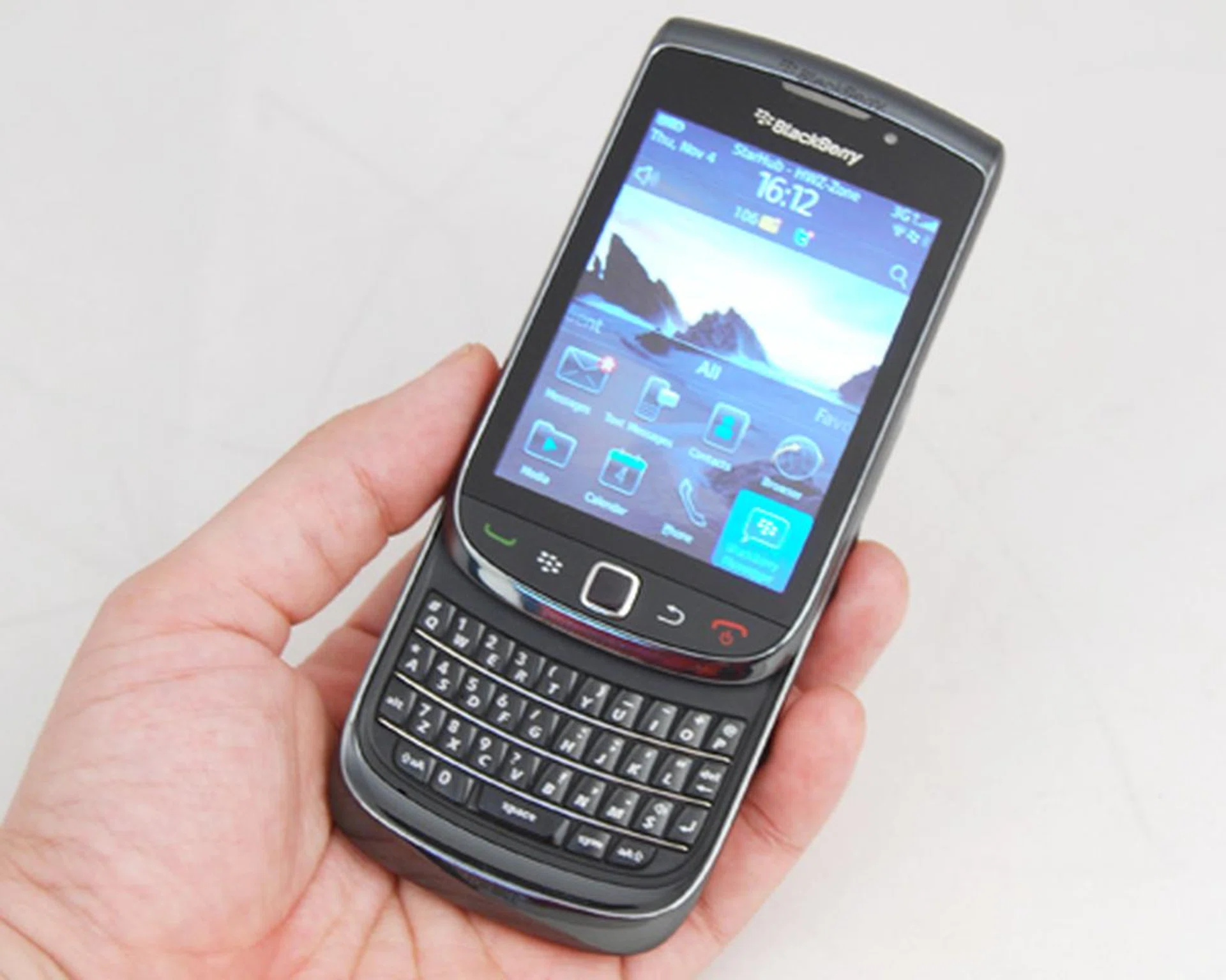 With two (unsuccessful) attempts behind it, the BlackBerry Torch finally gets touch screen usage right, and prepares to take on the world with its latest BlackBerry 6 OS and improved hardware.