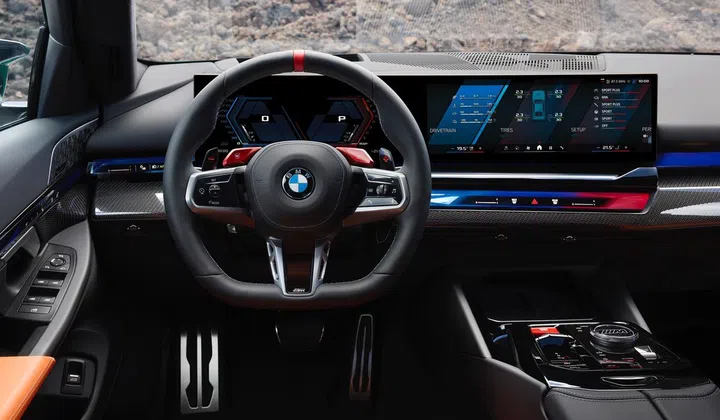 The interior is dominated by the large curved display that houses the instrument cluster and infotainment. (Image source: BMW)