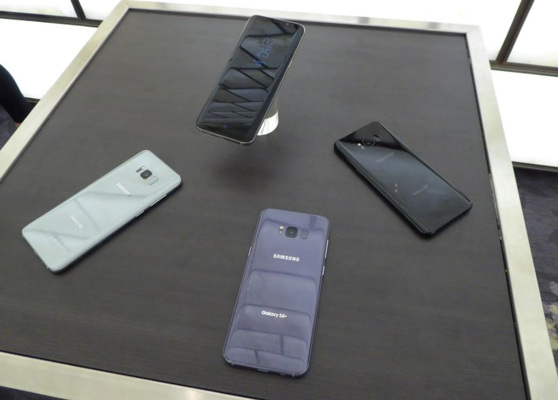 The glass covered back however remains to be a huge smudge magnet. Some of the colors available. Clockwise from the top right Midnight Black, Orchid Gray, Arctic Silver