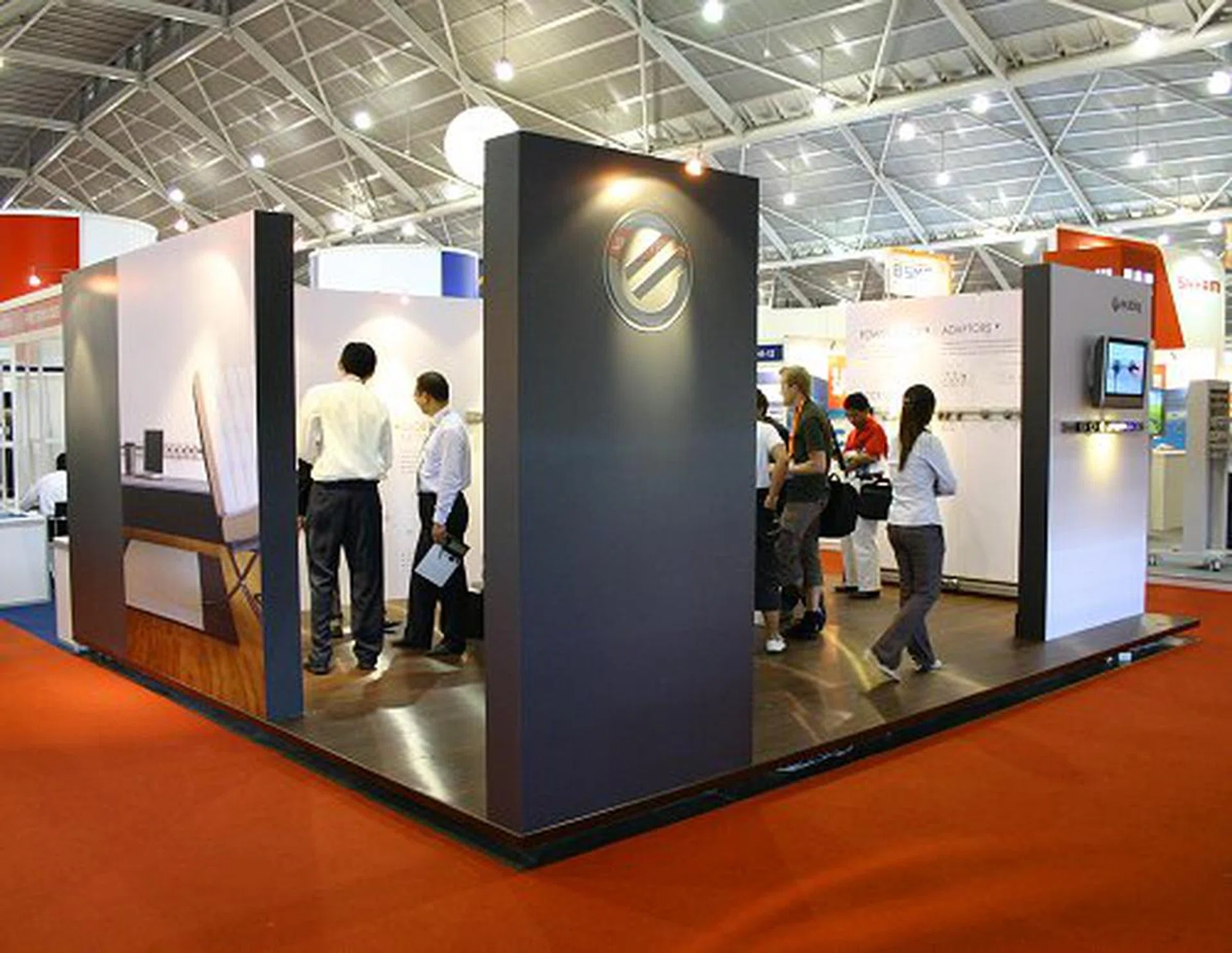  If you thought that the humble power socket cannot be revolutionized any further than its current ungainly form, Eubiq will have you impressed in a jiffy.  