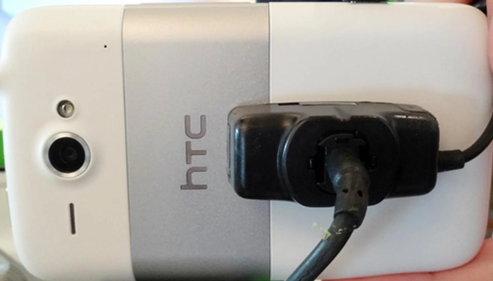 The back of the HTC ChaCha looks very similar to the HTC Flyer. The similarity does not end there. Like the HTC Flyer, the ChaCha has an ergonomic design. This makes it very comfortable to hold.