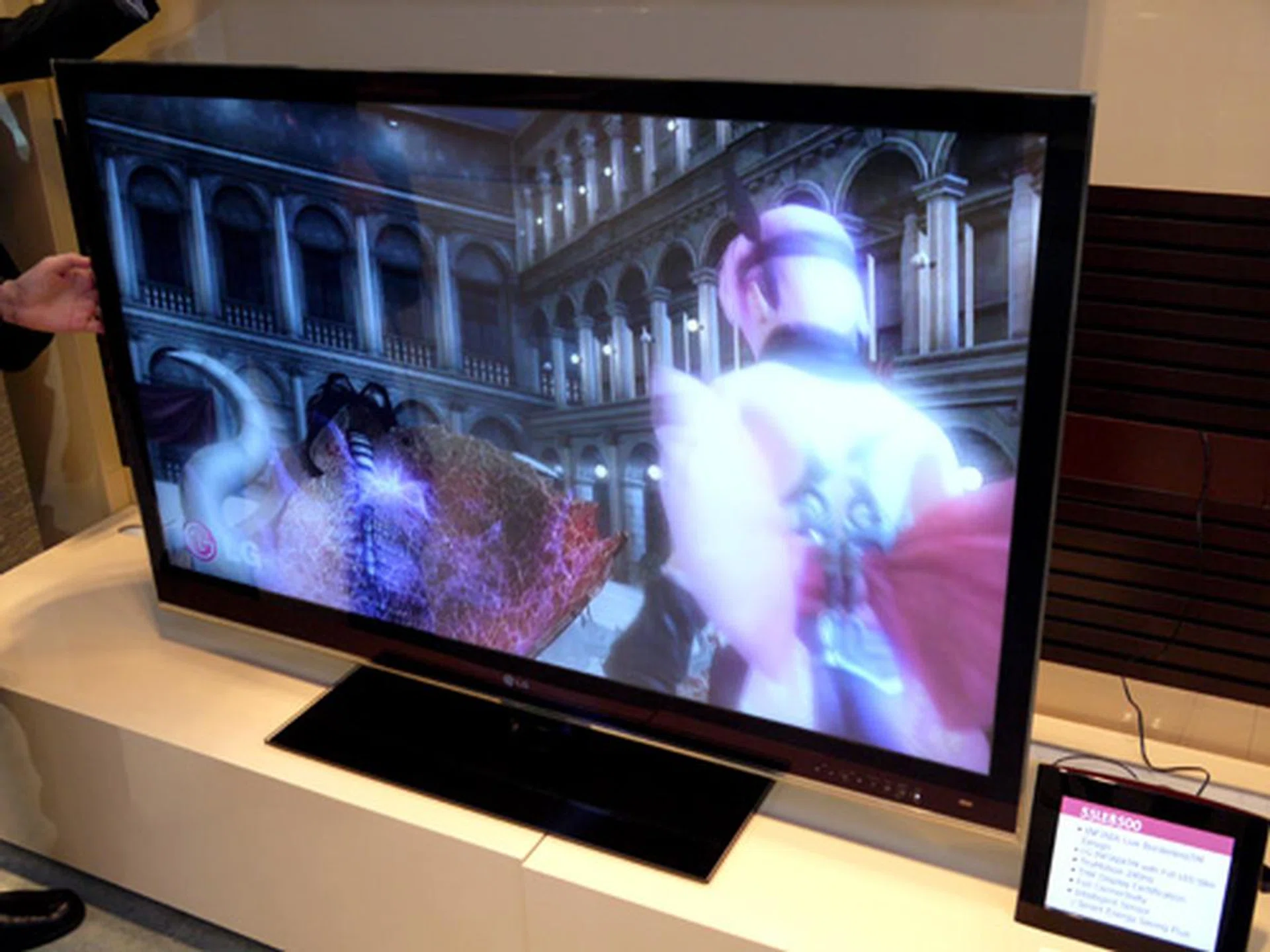 The 55-inch LE8500 reminds us a whole lot of the current SL90 stalwart. If a 3D display isn't your cup of tea, LG is presenting the LE8500 series as a premium model just under the flagship LX9500. Expect DivX HD support, Real Cinema 24p conversion and DLNA features with this one.