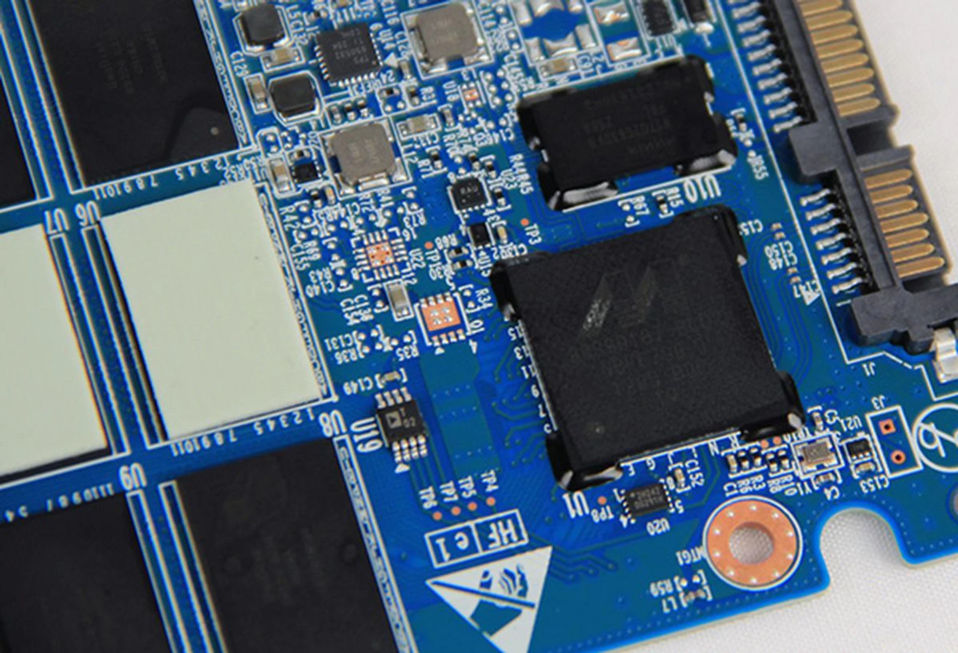 SanDisk placed thermal pads on the controller and all the memory chips, which is a bit unusual - usually only the controller gets the thermal pad treatment. On the bottom right is the Marvell controller and to its left are SanDisk's latest 19nm Toggle-Mode MLC NAND memory chips.