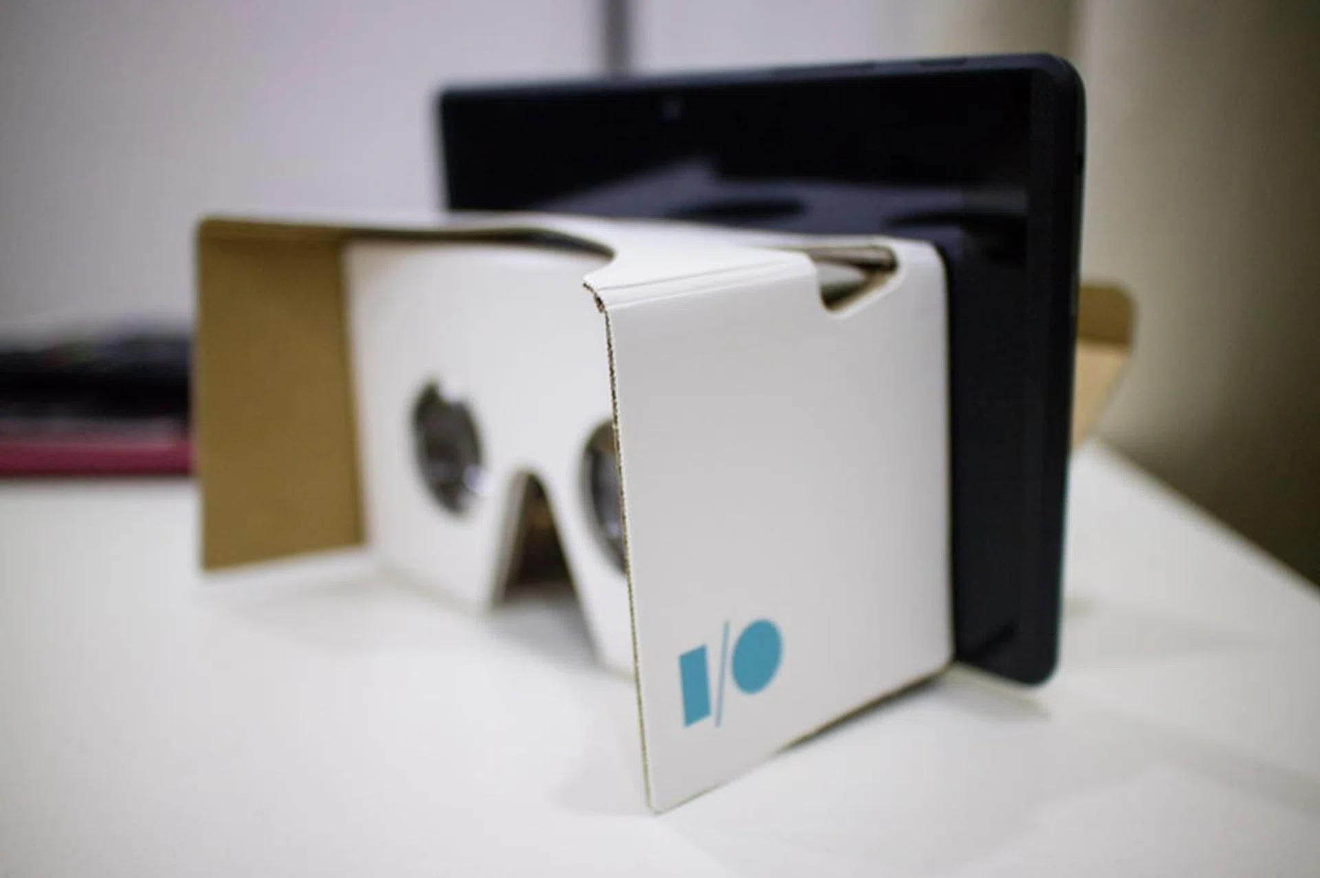 It is in practice possible. Just not Daydream compliant. Plus, the author does not have a 7-inch Google Cardboard