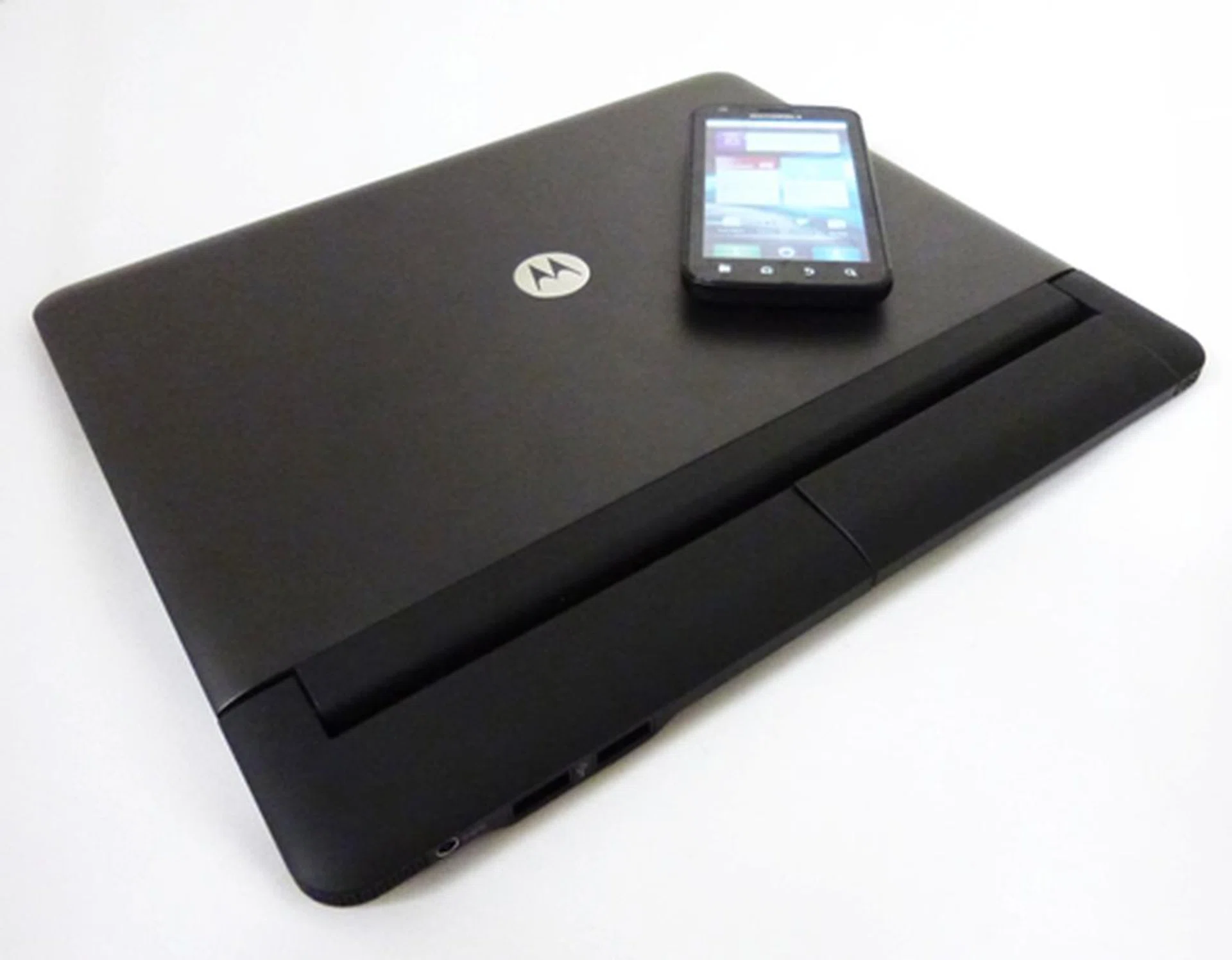 The Lapdock extends the Atrix beyond the smartphone experience as it harnesses the latter's hardware to provide users with unique netbook-like usage capabilities.