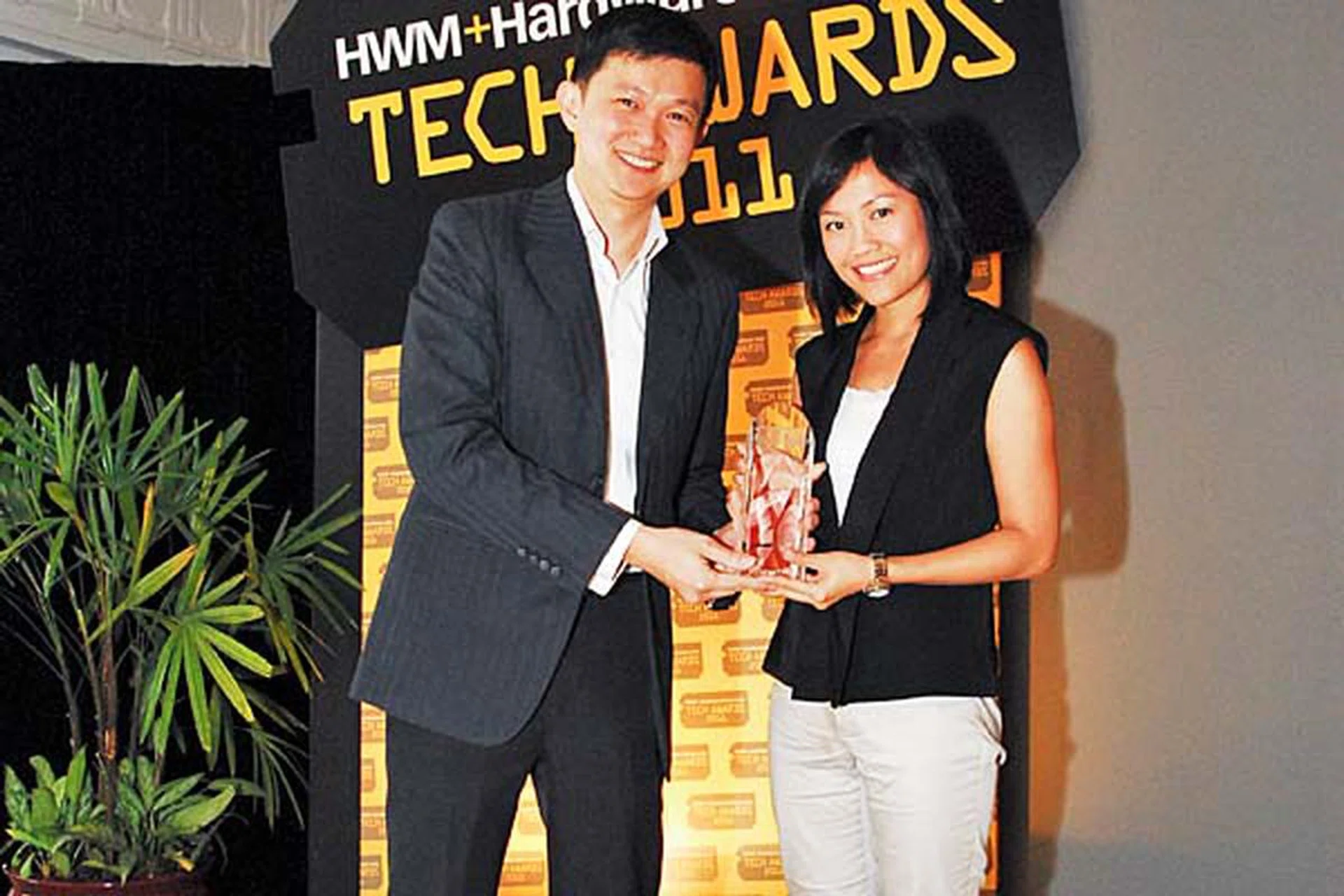 Bose was the Reader's Choice winner for Best Home Theater System Brand, and its QuietComfort 15 headphones won the Editor's Choice for Best Noise Canceling Headphones. Ms. Tammy Chan, Marketing Manager at Atlas Sound & Vision Pte Ltd was present to receive these awards on behalf of Bose.