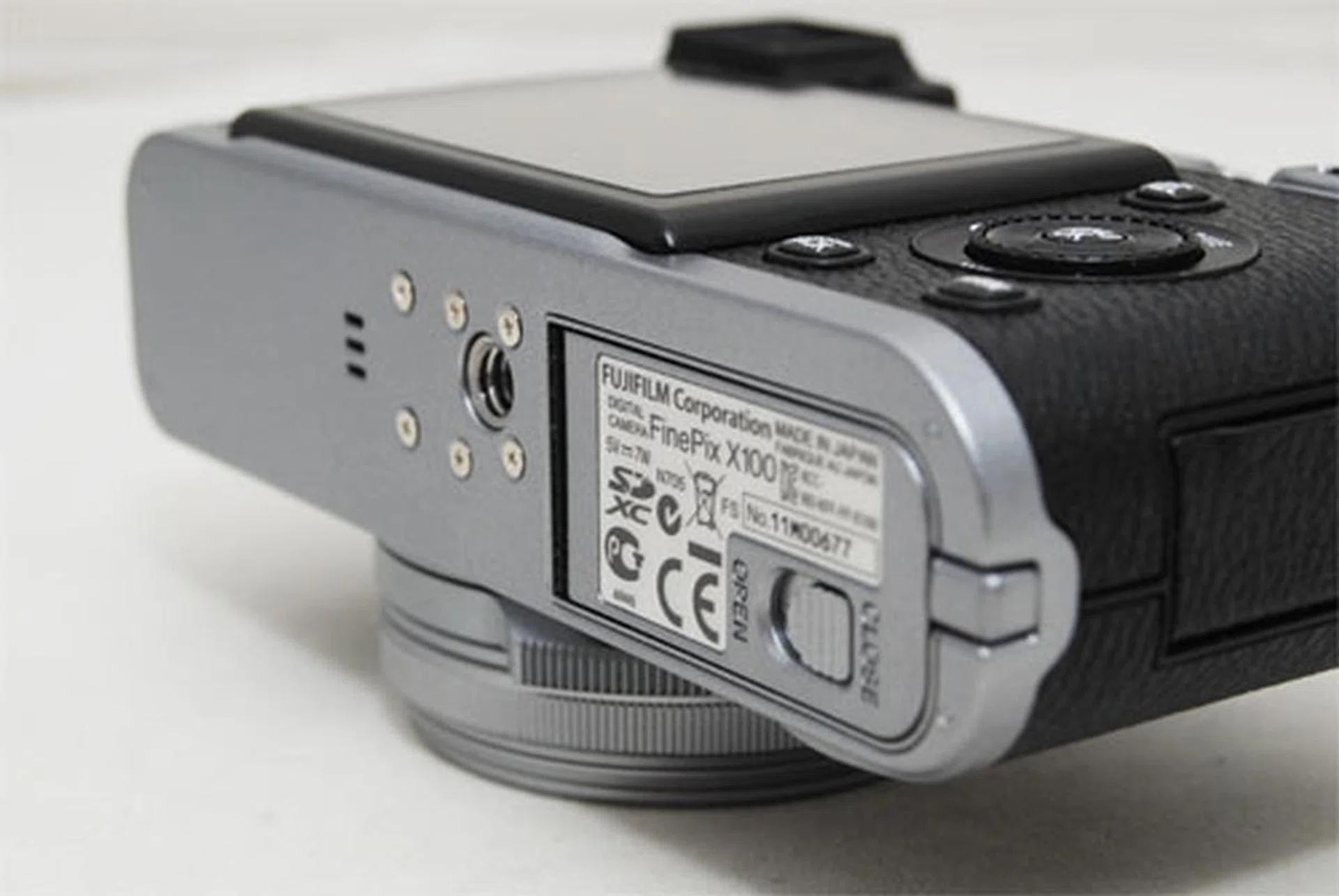 The bottom surface is worth mentioning, because it adds a beautiful, thick accent to the camera, and is a nostalgic reference to the rangefinders of old.