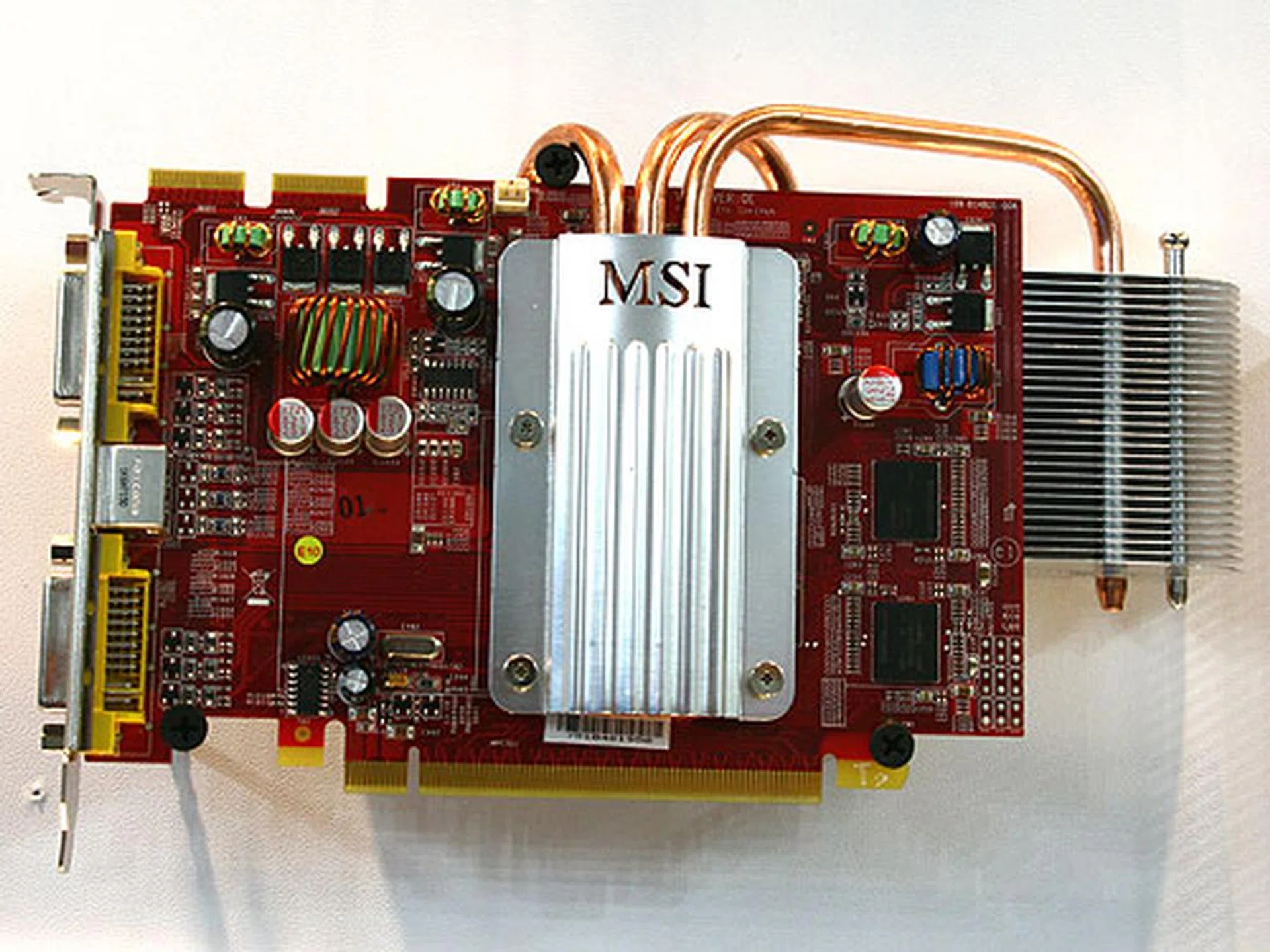  The MSI RX2600XT Diamond is the fastest of the Radeon HD 2600 series in MSI's line-up. This card comes with 256MB of GDDR4 memory clocked at 2.2GHz.  