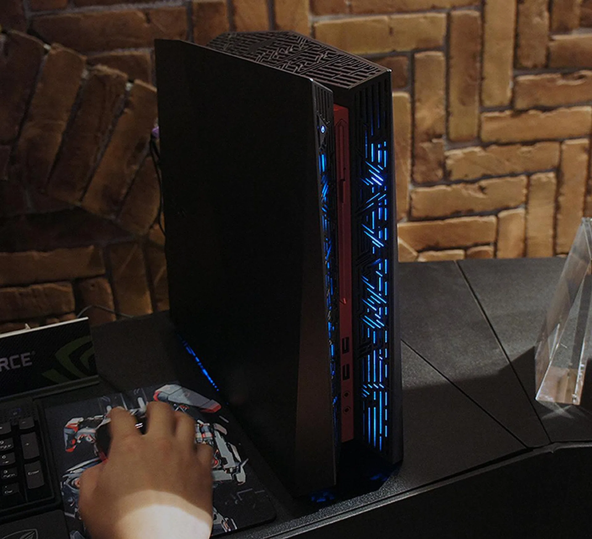 Come to think of it, the motifs up front also remind us of the Predator.