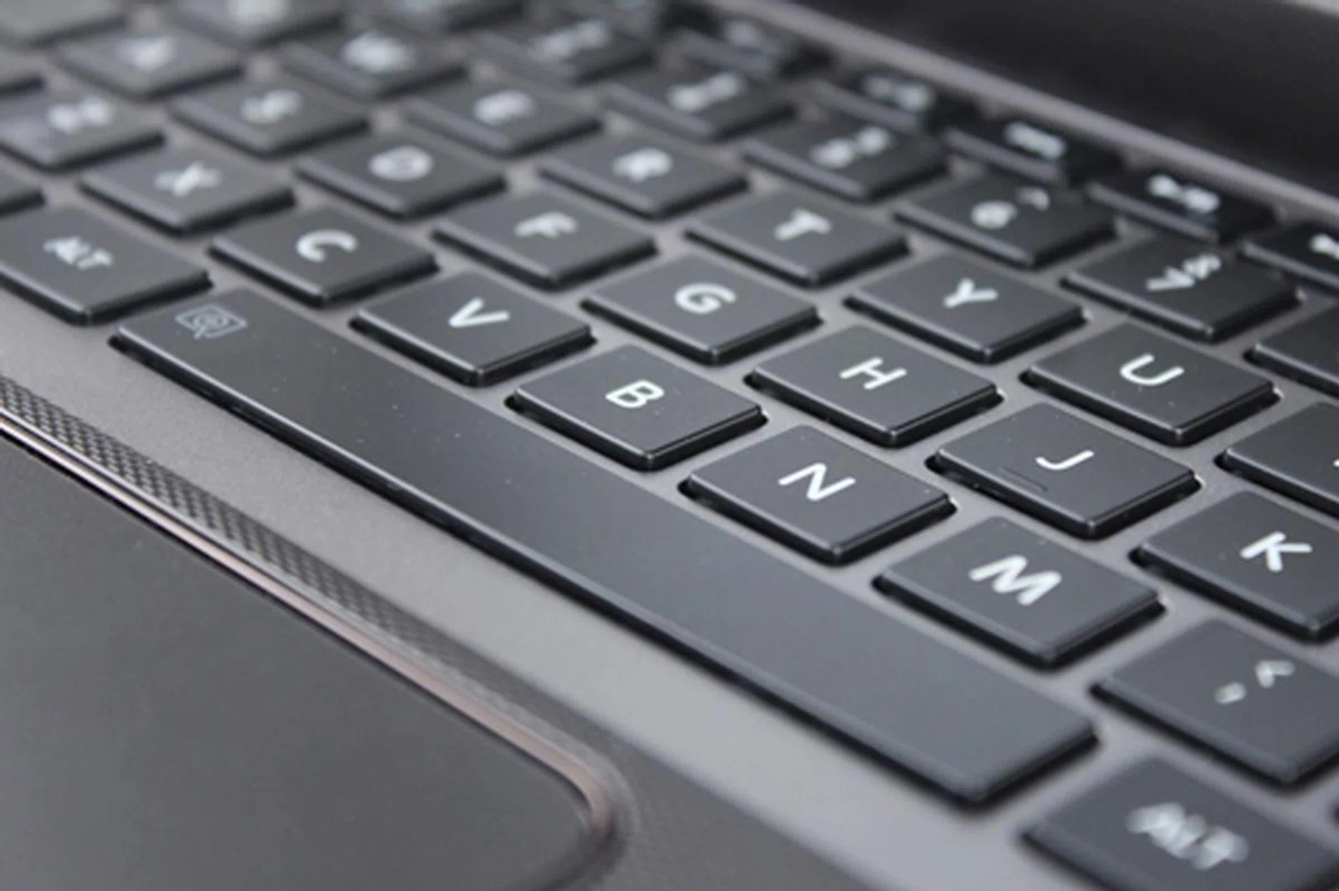 The keyboard reminds us of the one found on the Z930. It's bouncy, but very shallow. 