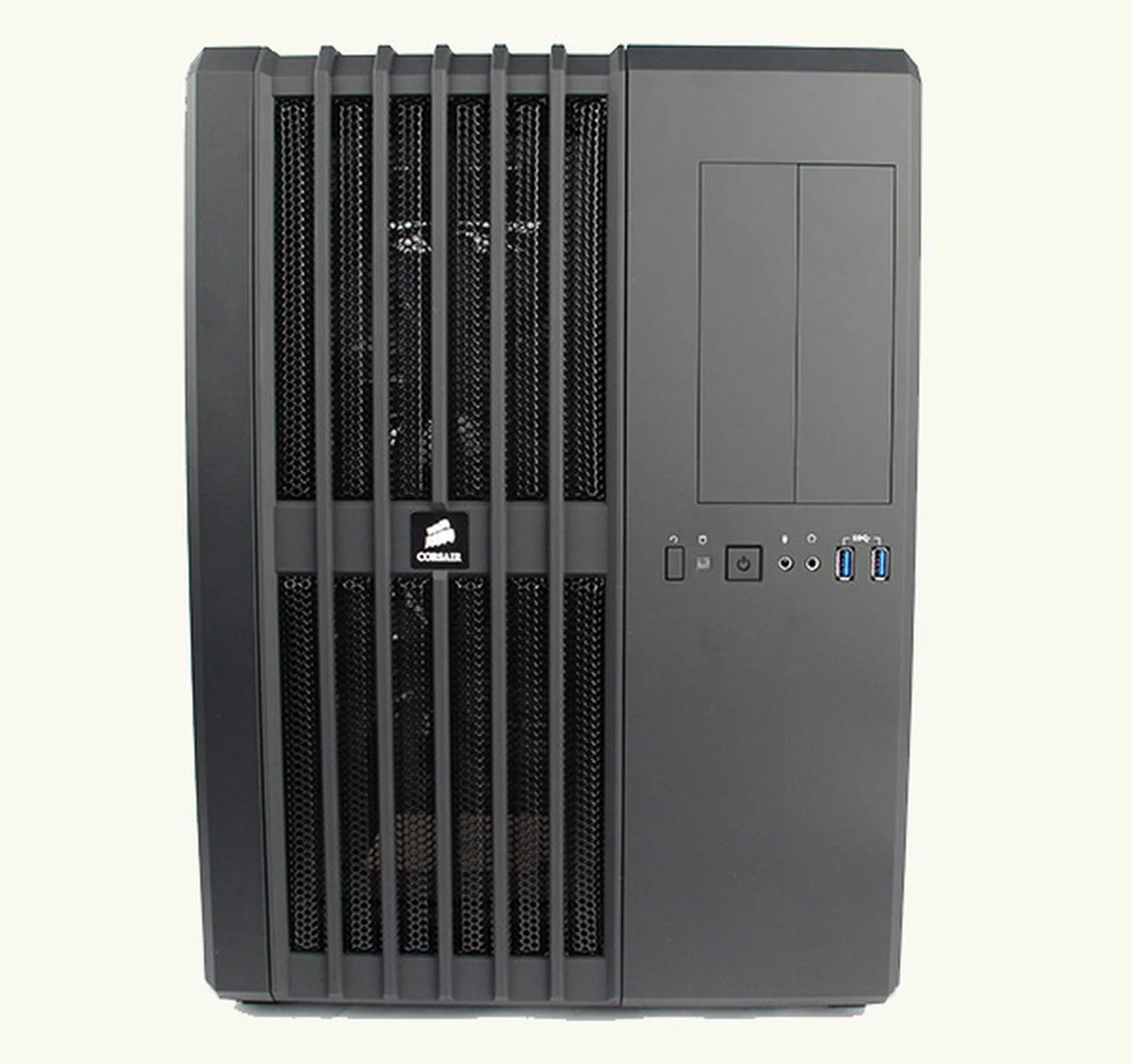 Because of its asymmetrical and cuboid design, the Carbide 540 looks a bit like a mini-server.