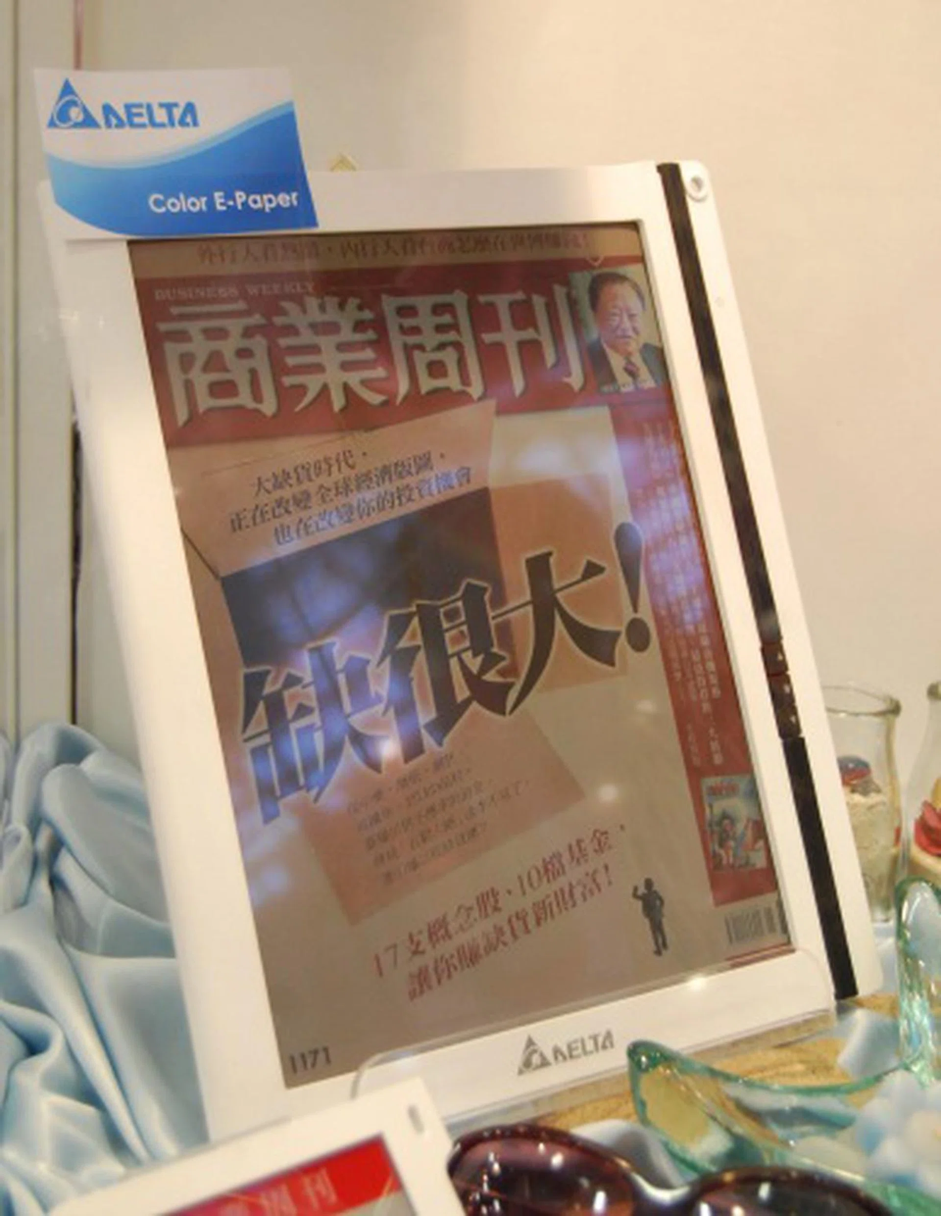 Color ebook readers are not too far off in the future. This prototype from Delta has a 13-inch display with 4096 colors and a 16-level grayscale. 