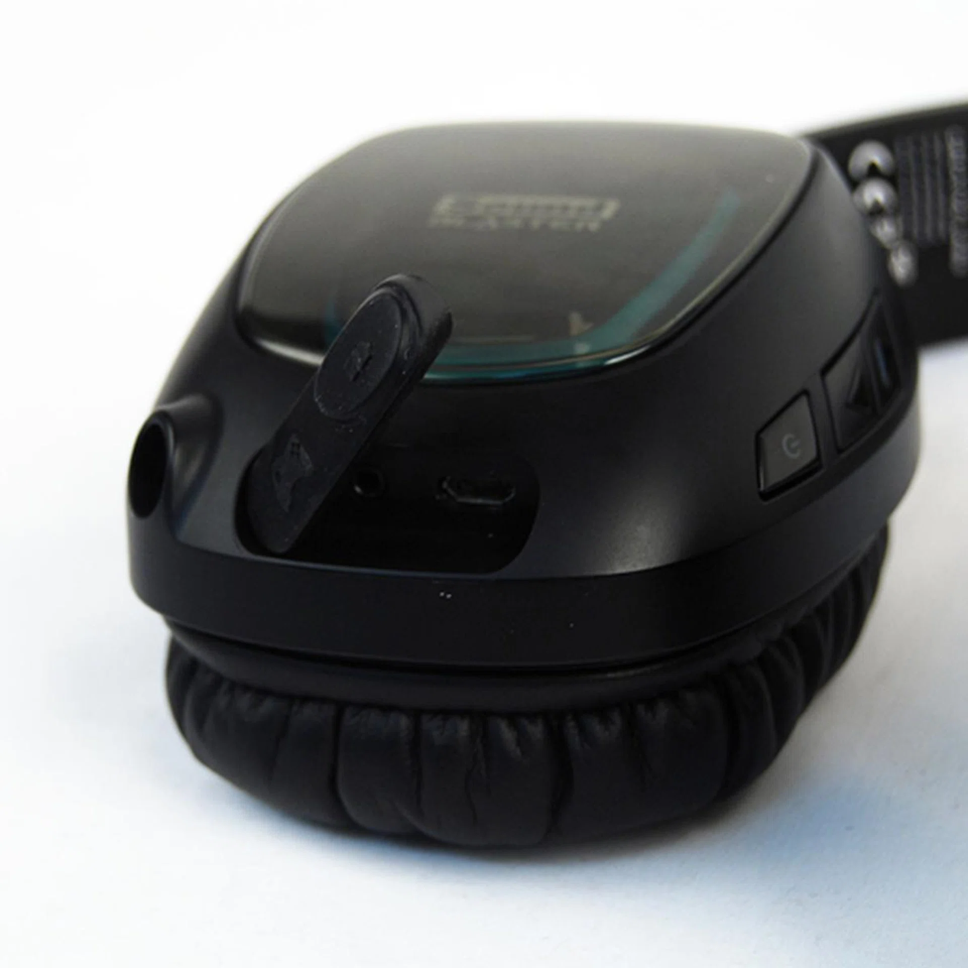 The bottom of the right hand side ear-cup hosts the ports for connecting with consoles if the wireless mode is not being used.