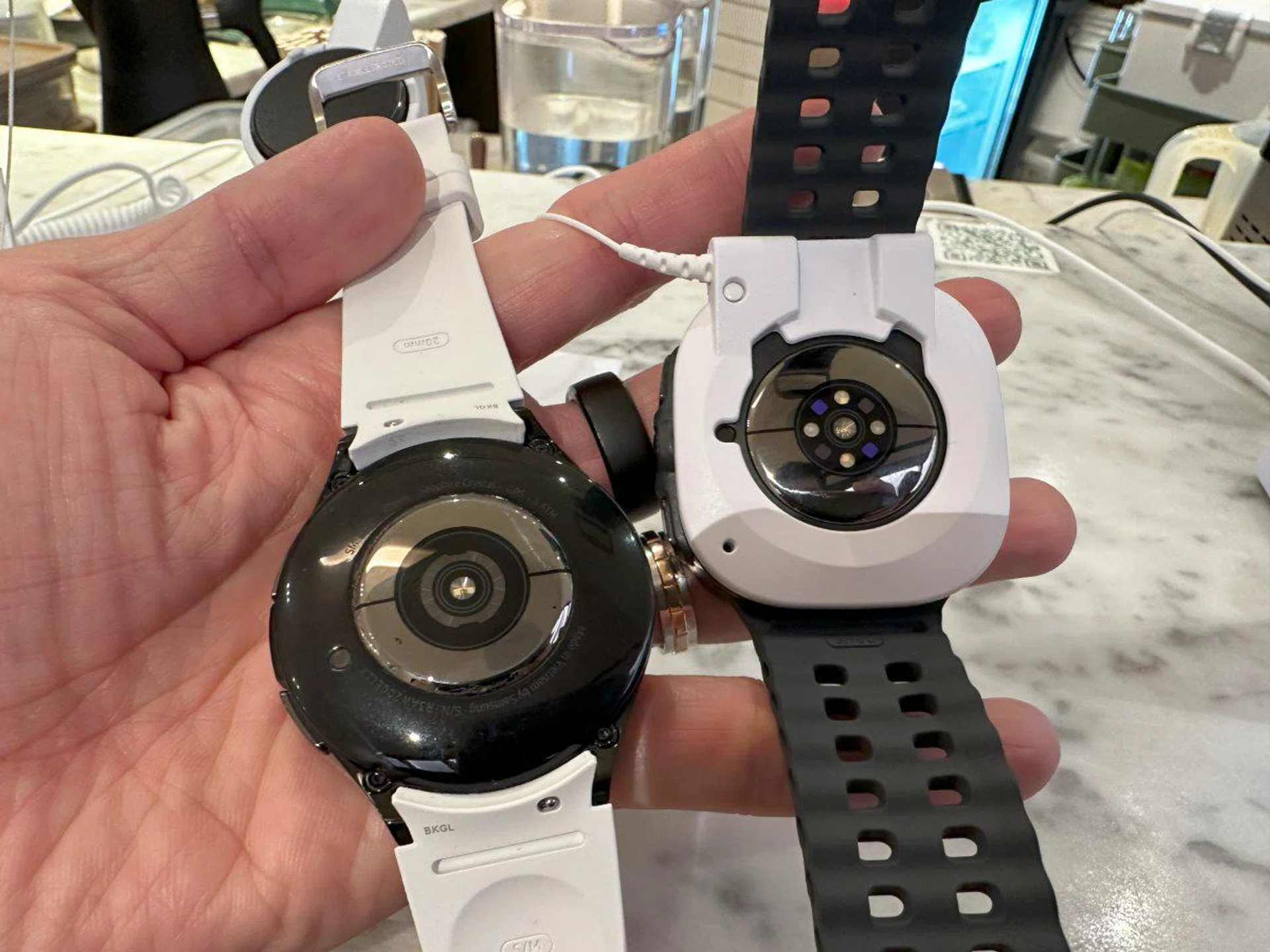 New BioActive sensor on the Galaxy Watch Ultra and Watch7 (Right), compared with the previous generation sensor on the Galaxy Watch6 series (Left). Photo: HWZ