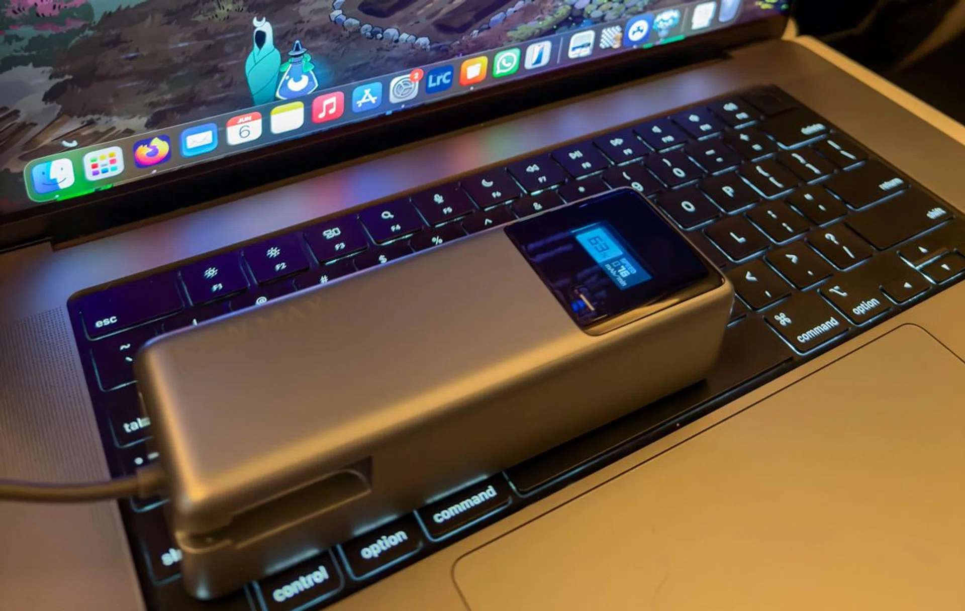 Charging a 16-inch MacBook Pro. Photo: HWZ.