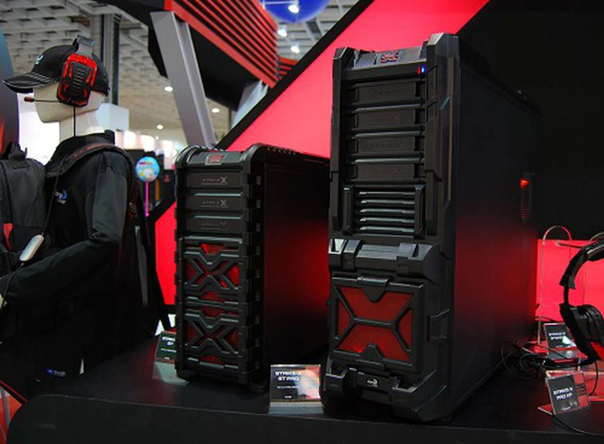 Catering to the gamer-centric crowd is the next big momentum for several components manufacturers like Aerocool. Making its debut in Computex is their new Strike-X family of products - which include casings, PSUs, peripherals and more. Shown here are their flagship medium and full tower casings in the new lineup.