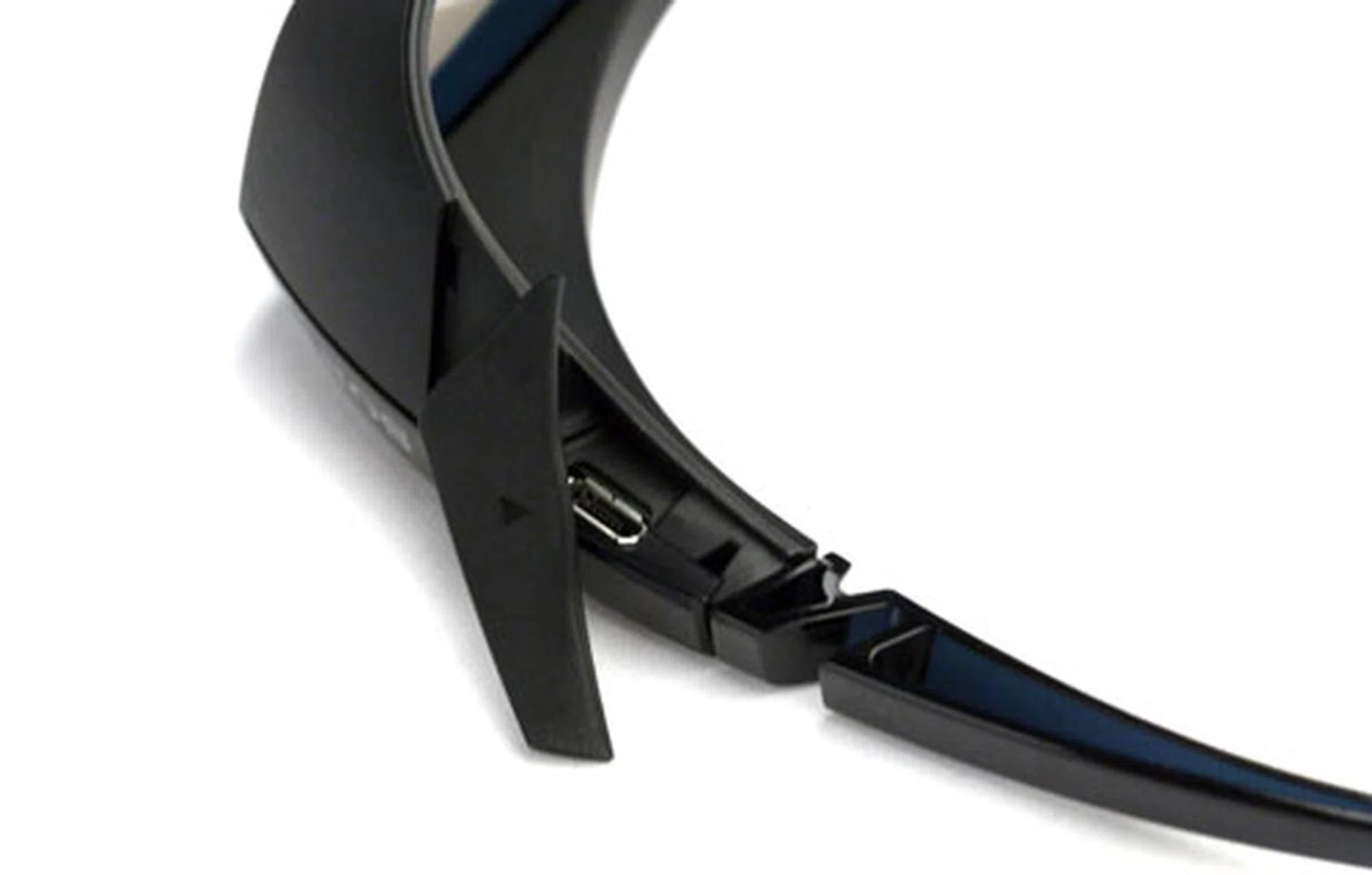 The micro USB port (cable is supplied) is protected by a rubberized dust-cap located just below the right hinge. A 3D sync transmitter isn't required since it's integrated with the HX855.