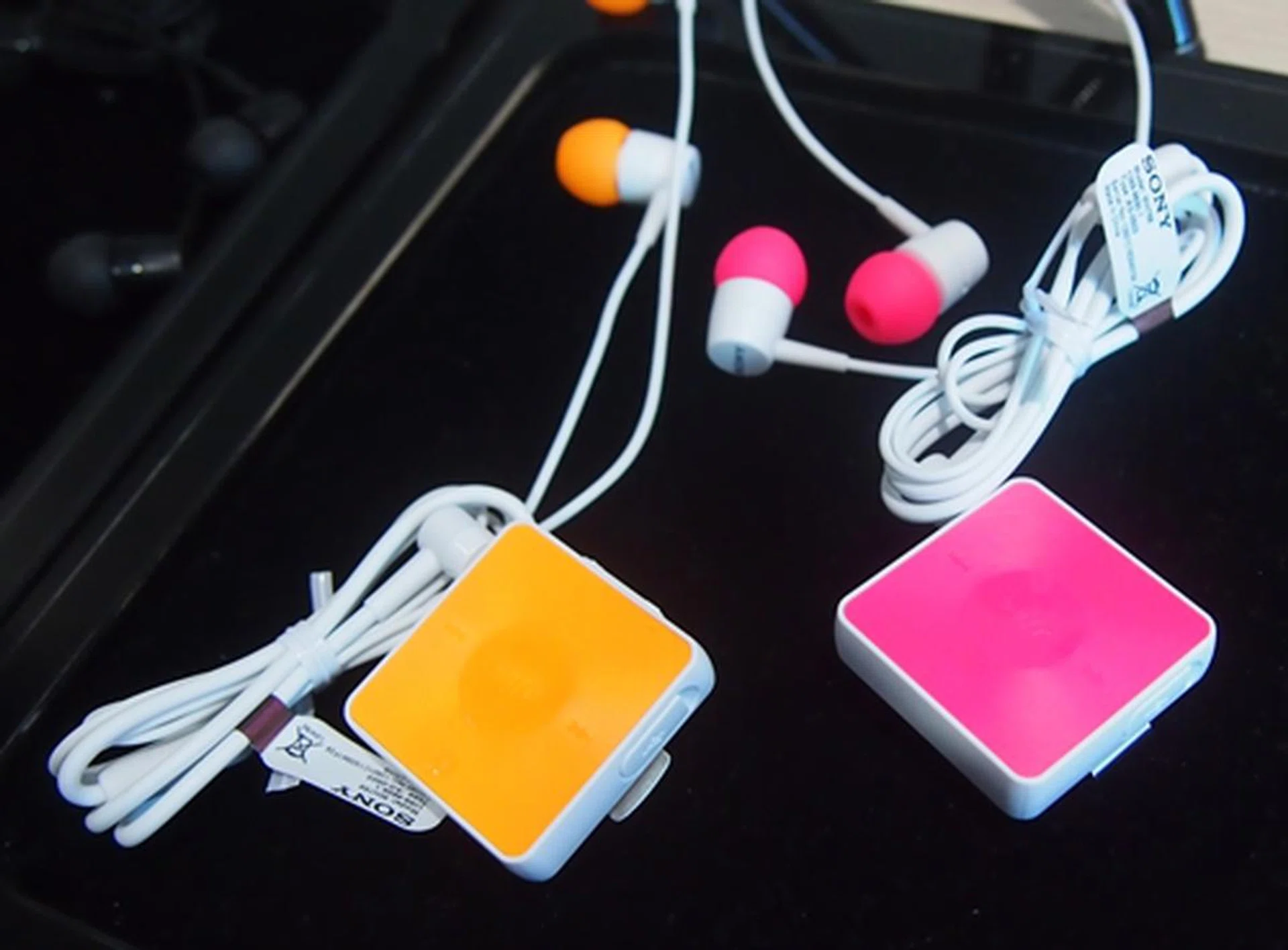 The Stereo Bluetooth Headset SBH20 can easily be mistaken as a MP3 player. It is available in five colors.