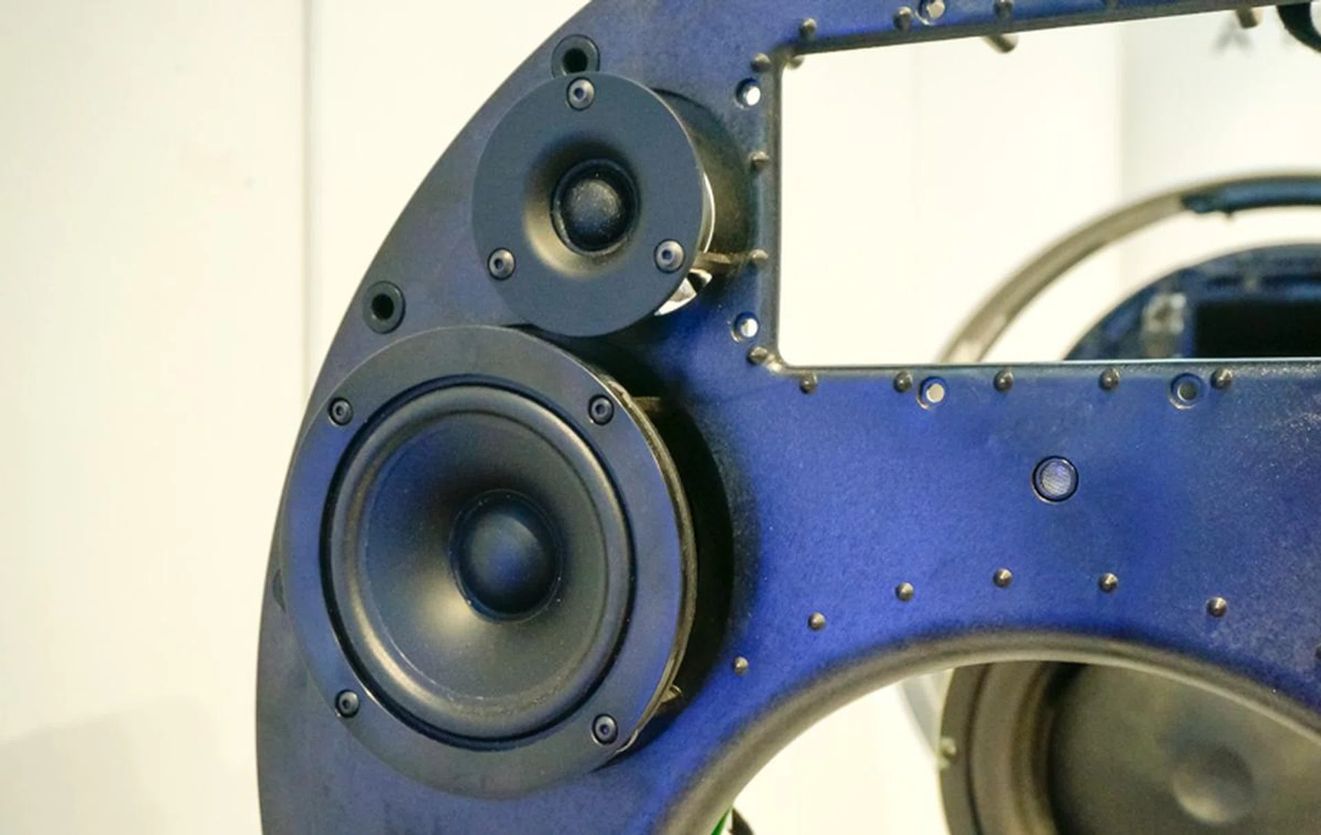 The 4-inch mid-range tweeter and a ¾-inch tweeter on each side of the speaker.