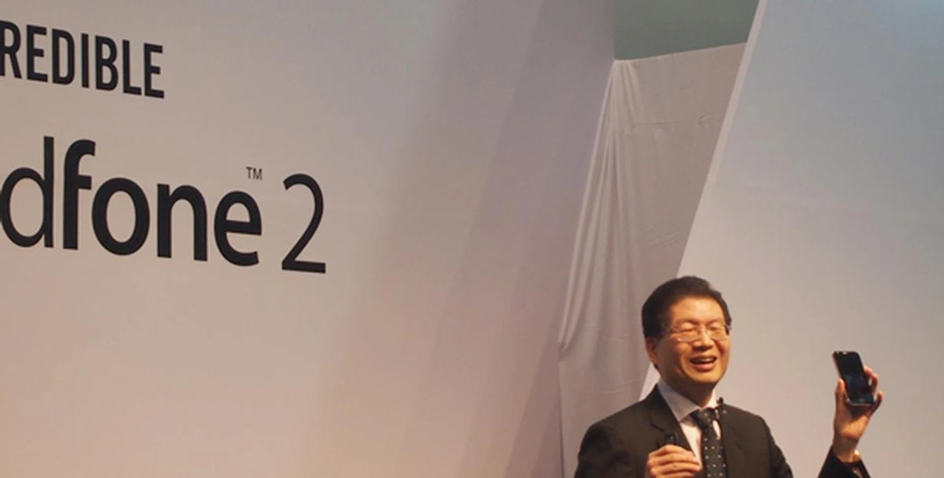 Jerry Shen, CEO of ASUS was on stage to unveil the PadFone 2.