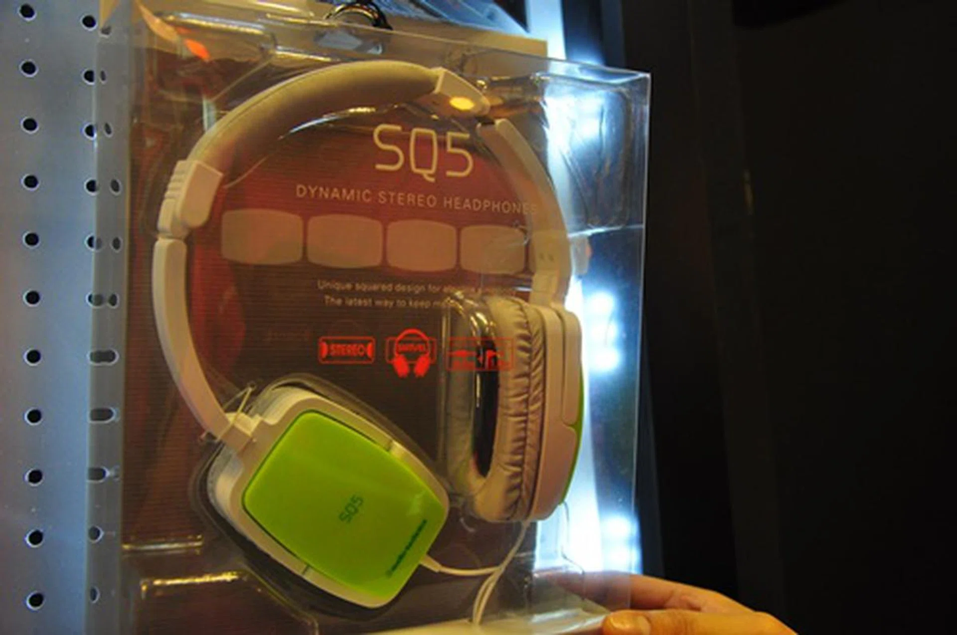 The highly eye-catching neon green ATH-SQ5 is down to $98 from an original price of $128 at the IT Show and comes with a free pair of in-ears (ATH-CKM50) that costs $78.