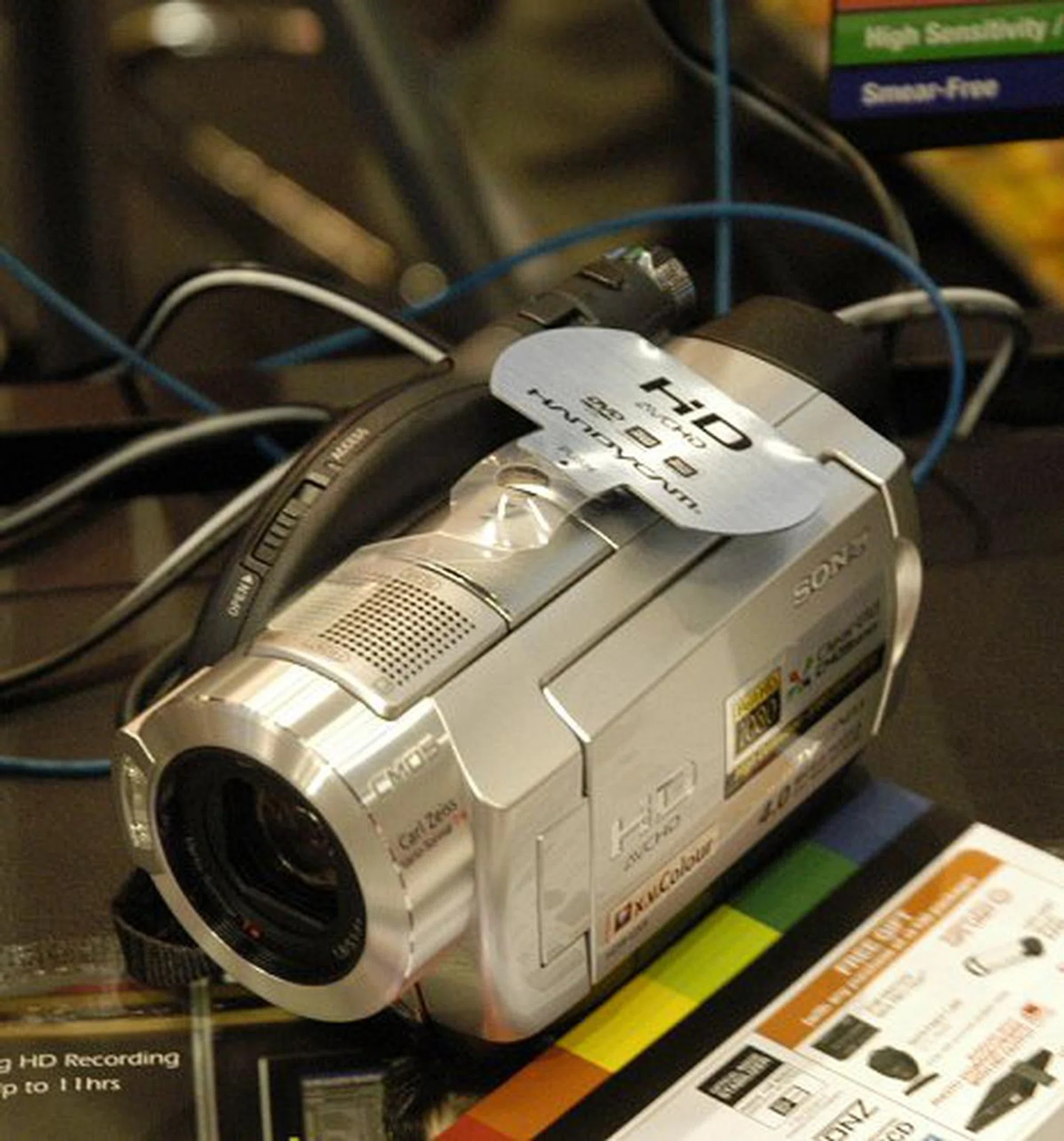  Full HD 1080p recording is what you can expect from the Sony HDR-UX5E. It's selling at $1799, $200 off its usual price at the PC Show.  