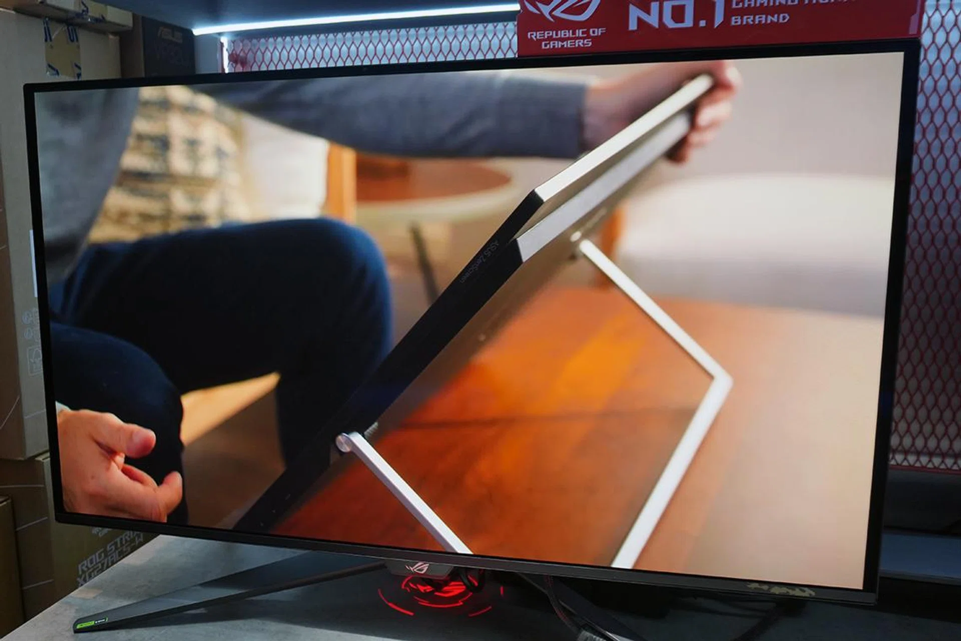 ASUS ROG SWIFT OLED PG32UCDMon display. 
