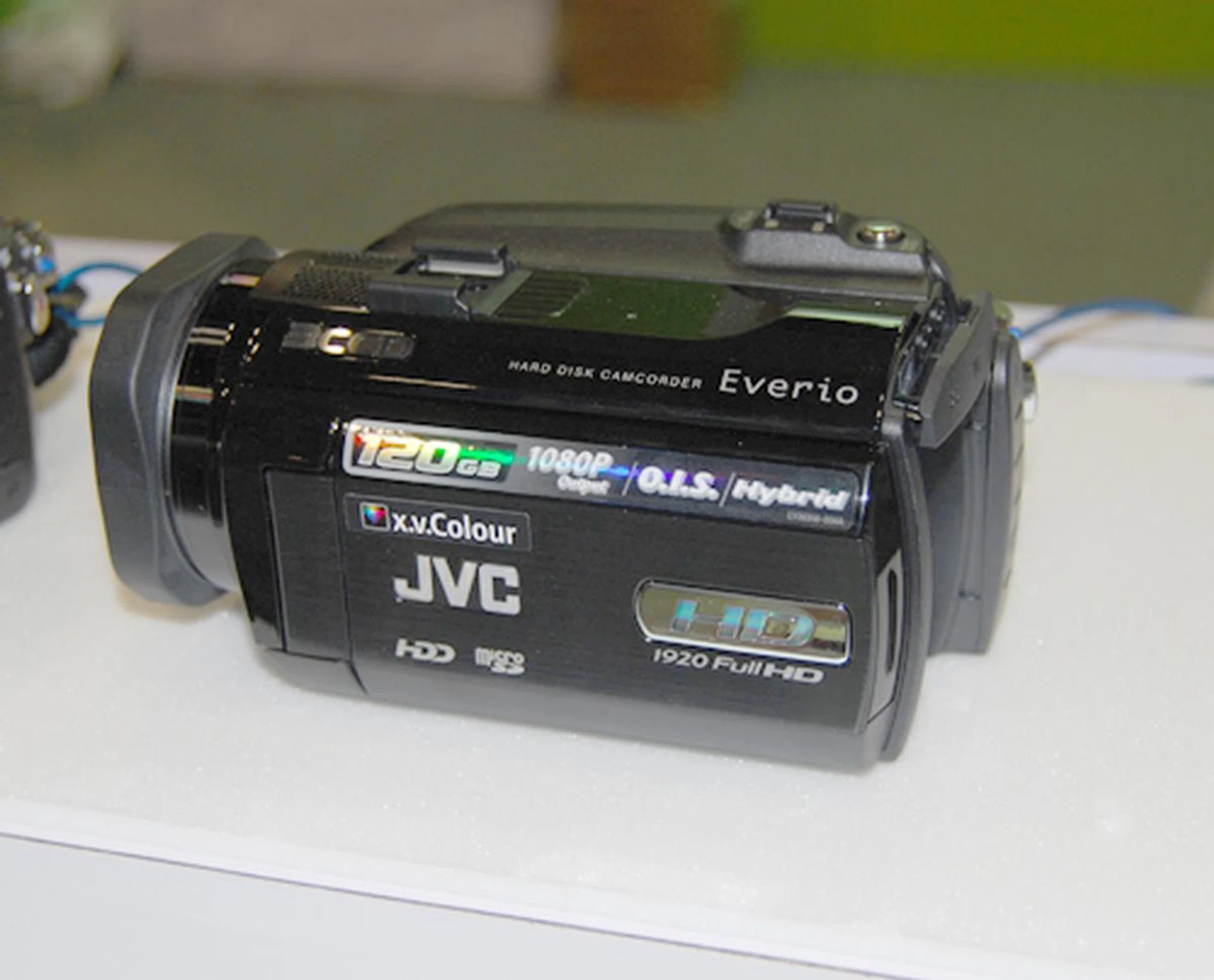  High definition is all the rage, so if you wish to view your holiday movies in a crisp and clear resolution on your HDTV, it won't be wrong to go with the JVC Everio GZ-HD6, capable of 1920 x 1080 recording and comes with a 120GB HDD for the price of S$2499.  