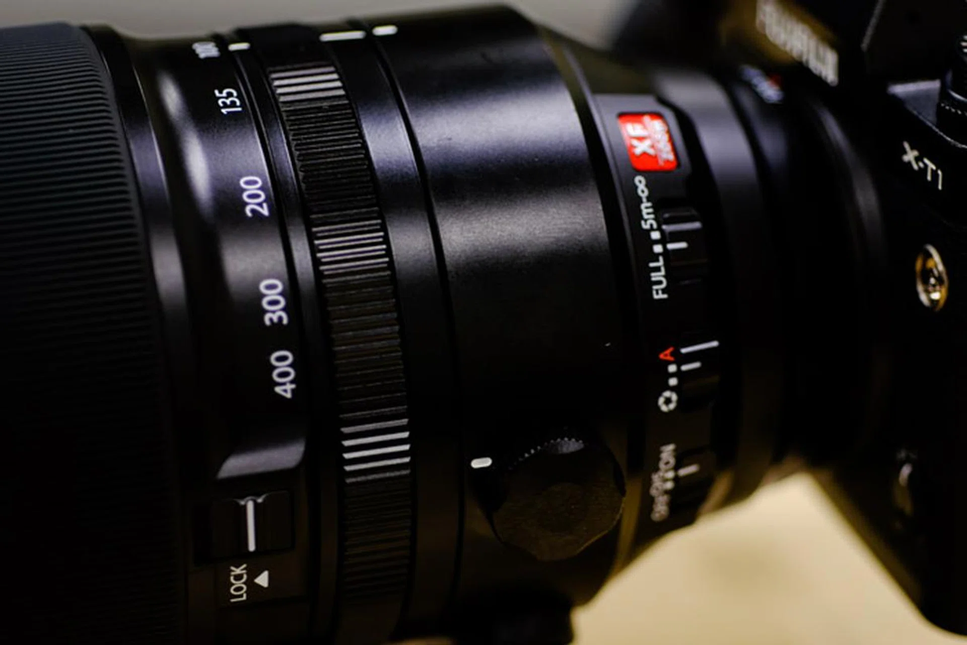 The focus limit switch helps you speed up focusing by limiting the range the lens has to cover.