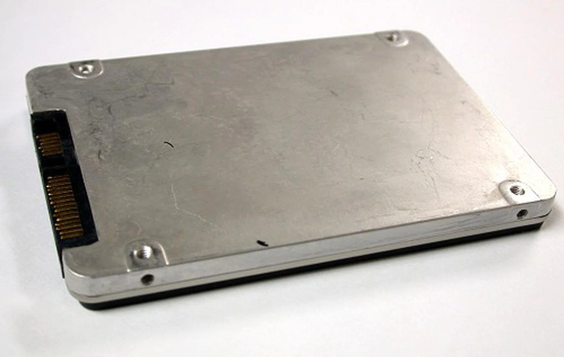 Interestingly, these new drives forego the paint and have a bare metal finish. Whatever the reason, the drive would still be sought after as you'll find out from our performance segment shortly. 