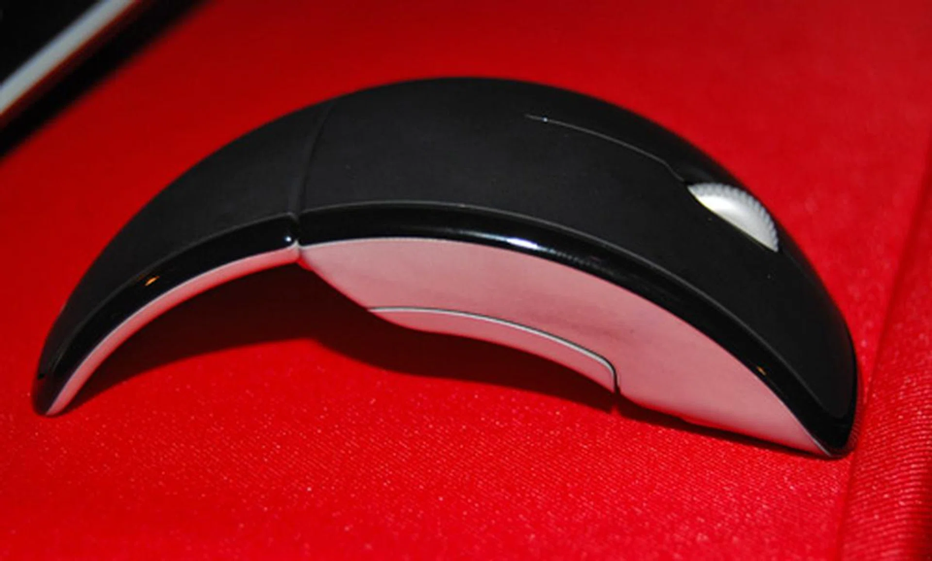  Who says mice need to look boring? We think the Arc Mouse looks absolutely gorgeous and it will be available later this year for S$89.90.  