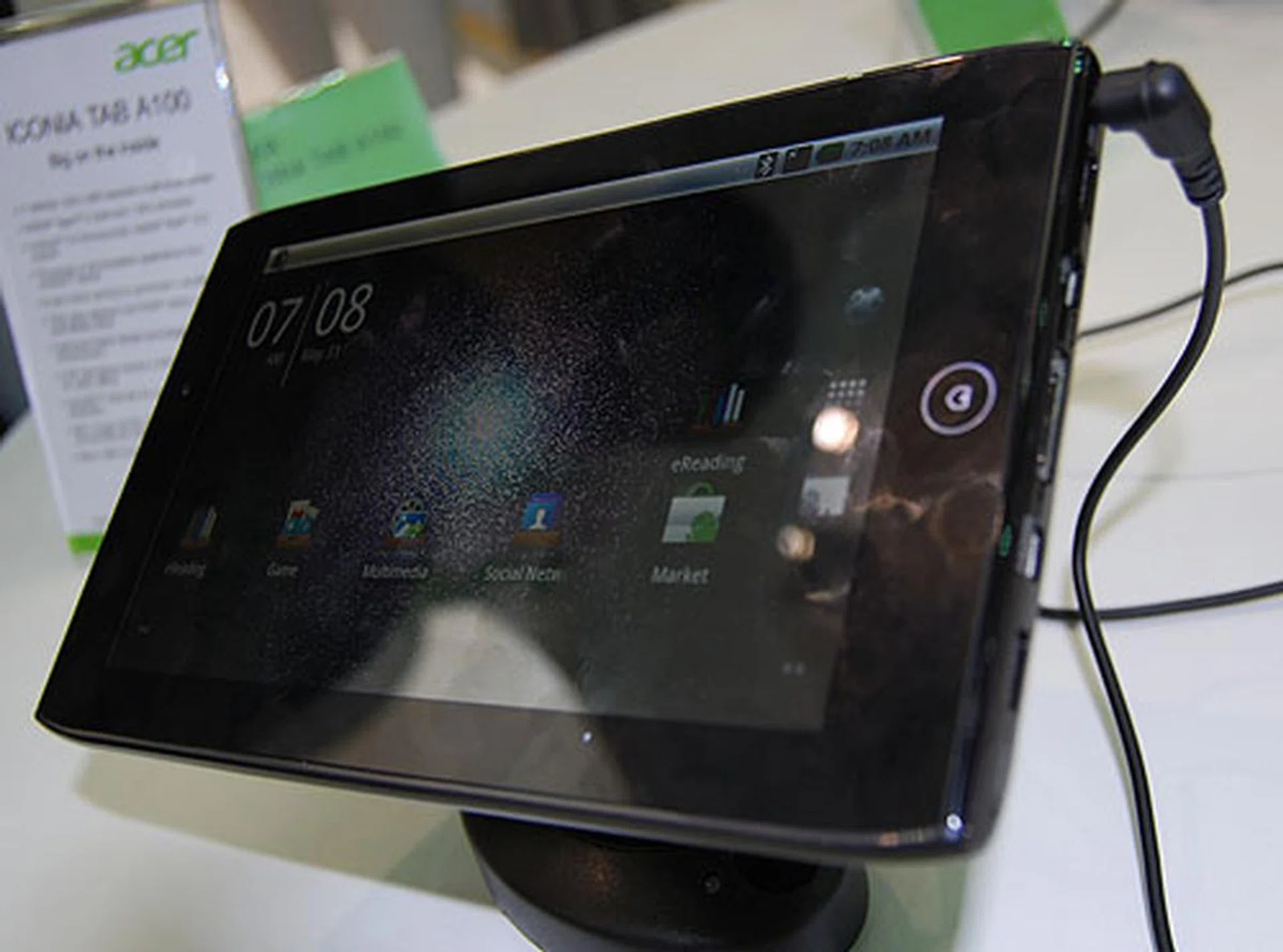 This is the new Iconia A100, which is claimed to be the first 7-inch (1024 x 600) Android 3.0 tablet. As usual, it uses NVIDIA's Tegra 2, with two cameras, a 5MP rear facing and a 2MP front facing for video calls. 720p video playback is supported with HDMI output. 
