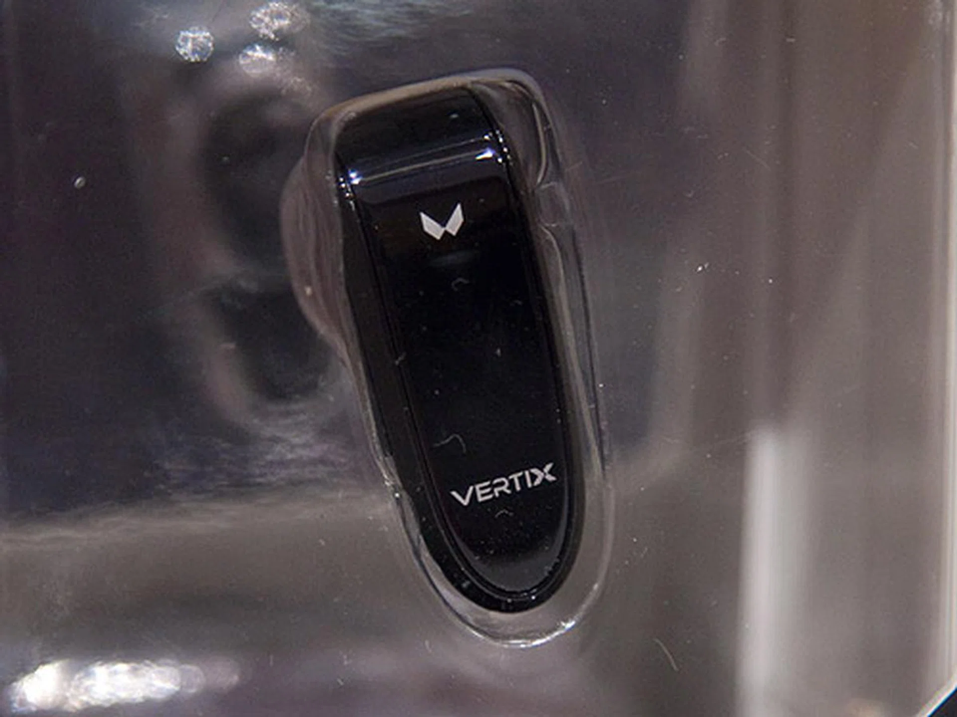 The VERTIX Marvel MX1 is a simple lightweight Bluetooth headset which gives the user a full 3 hours of talk time and weighs only 8.5g.