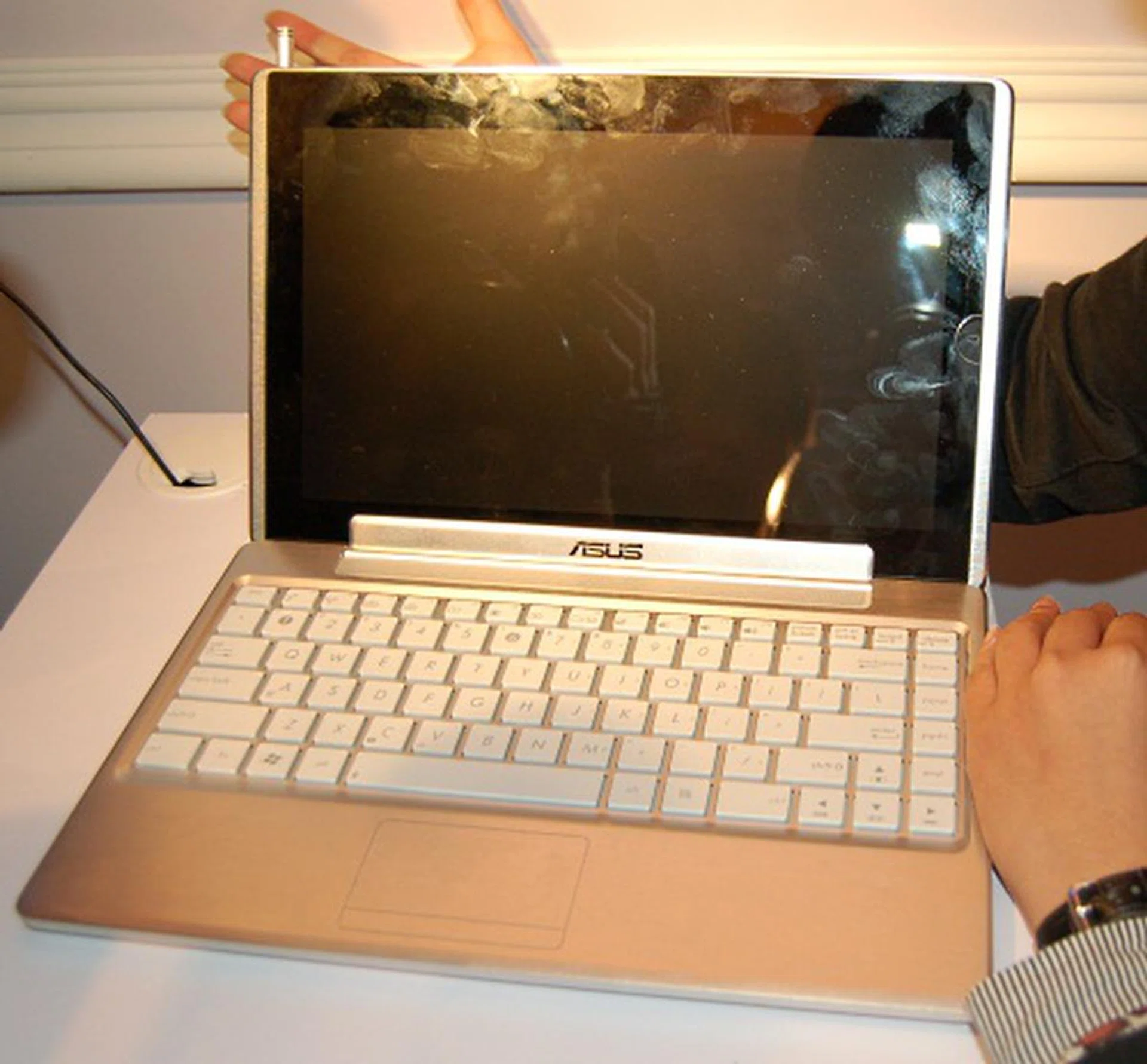 The Eee Pad certainly looks very much like a notebook when docked. 