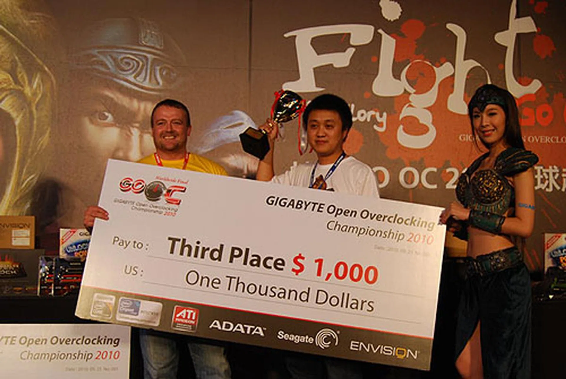 And before we know, time's up and the results are coming in. Finishing third is China's Yu Meng Yao, aka speedtime.wing. He brings home US$1000 cash along with products worth around US$1300. 