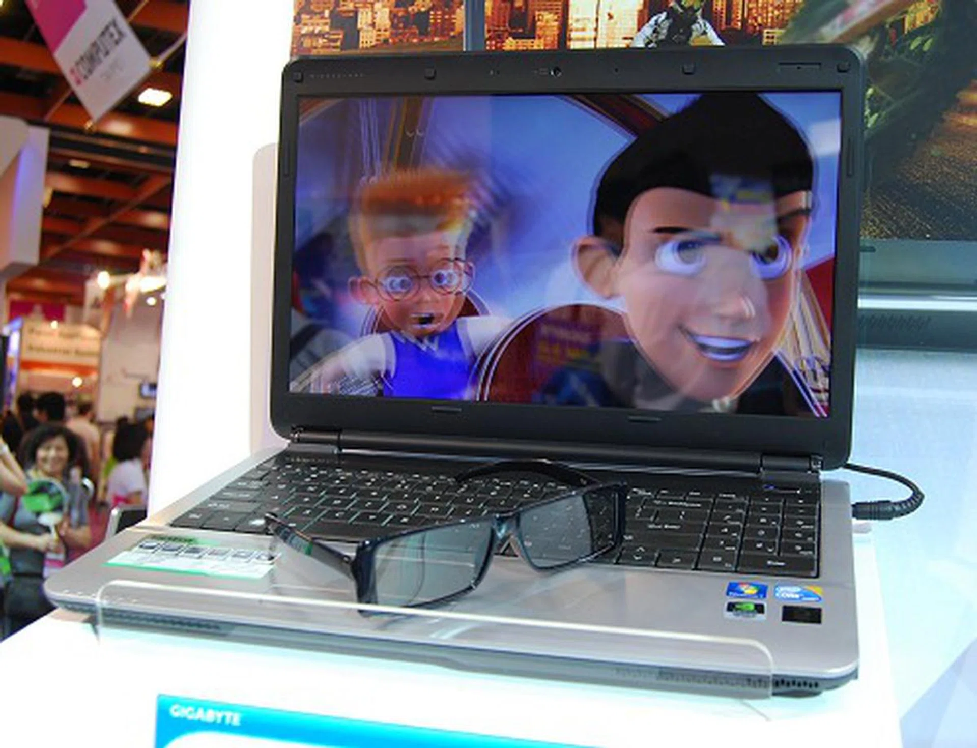 Gigabyte too has a 3D solution to address this growing demand. The Gigabyte Q1585N can handle up to a Core i7 processor, comes with a GeForce GT 335 GPU, a 15.6-inch WXGA screen which can show polarized images and only requires a simple an inexpensive polarized glasses to enjoy 3D.