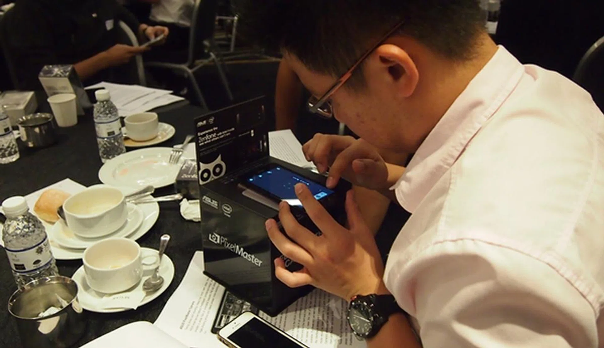 Participants were intrigued by the low-light capabilities of the ASUS ZenFone 5 LTE and put it to the test with a dark box.