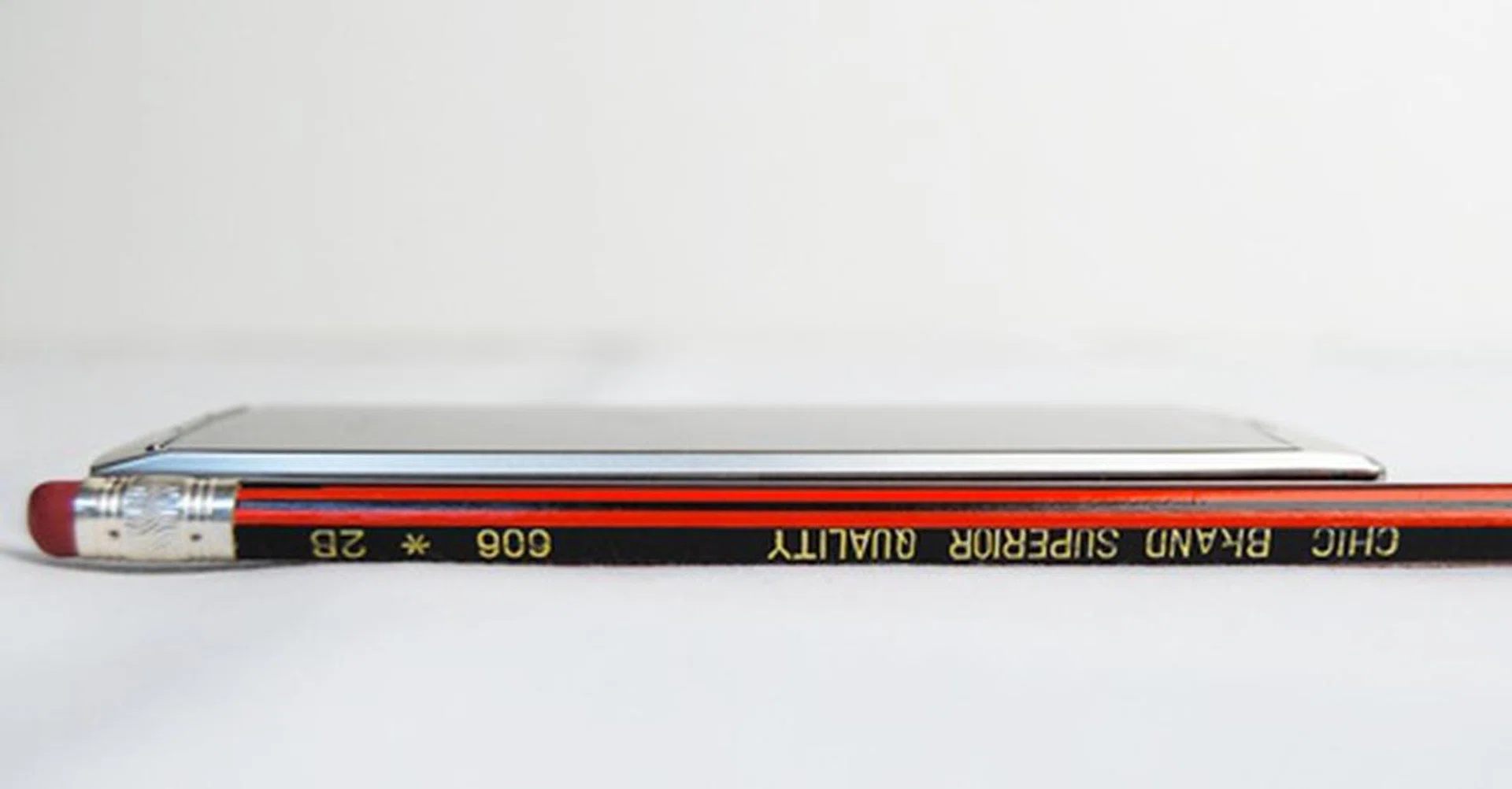 The arc is slightly thicker than a pencil, and stands at a mere 8.7mm thick, roughly 5mm thinner than the original X10, and definitely thinner than most of the other Android phones out there. It is also lighter as well, tipping the scales at just 117g.