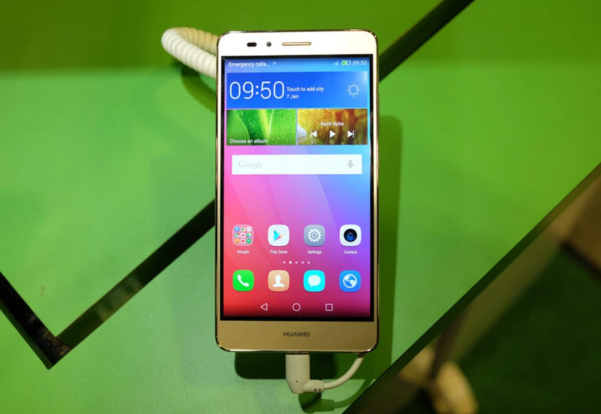 The Huawei GR5 has a sleek aluminum magnesium alloy body, and a 5.5-inch Full HD display. On the rear, an eInnovative fingerprint scanner makes unlocking your phone fast, secure and convenient. Get one for just S$49 when you sign up for a StarHub 4G 3 plan (S$42.90/month) and get a free 32GB microSD card.