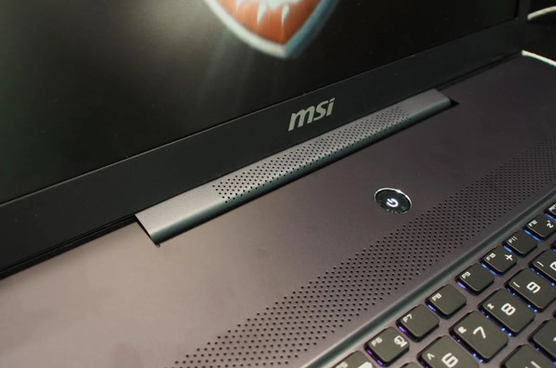 The center hinge seems to offer better support on the GS70 Stealth Pro than the side hinge design of the GS60 Ghost Pro.