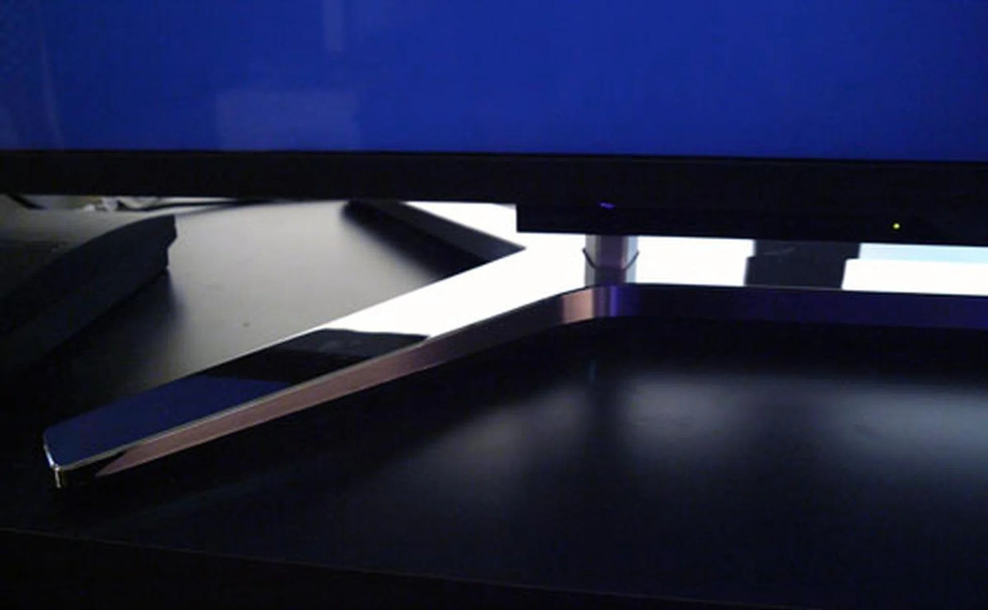 Featured here is the shorter complimentary stand which accompanies the X9000. This stand is suitable for taller cabinets. It also offers better stability compared to the taller stock variant. 