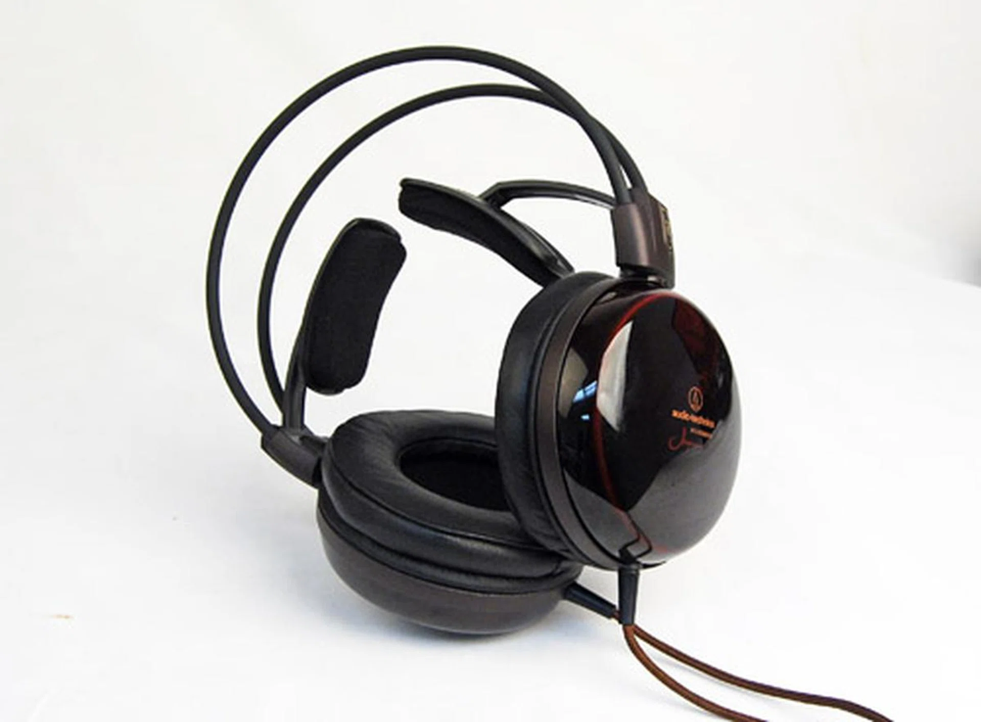 Audio Technica has also gone with a minimalist design for these headphones. As you can see in this shot, the headband is replaced by two individual resting pads.