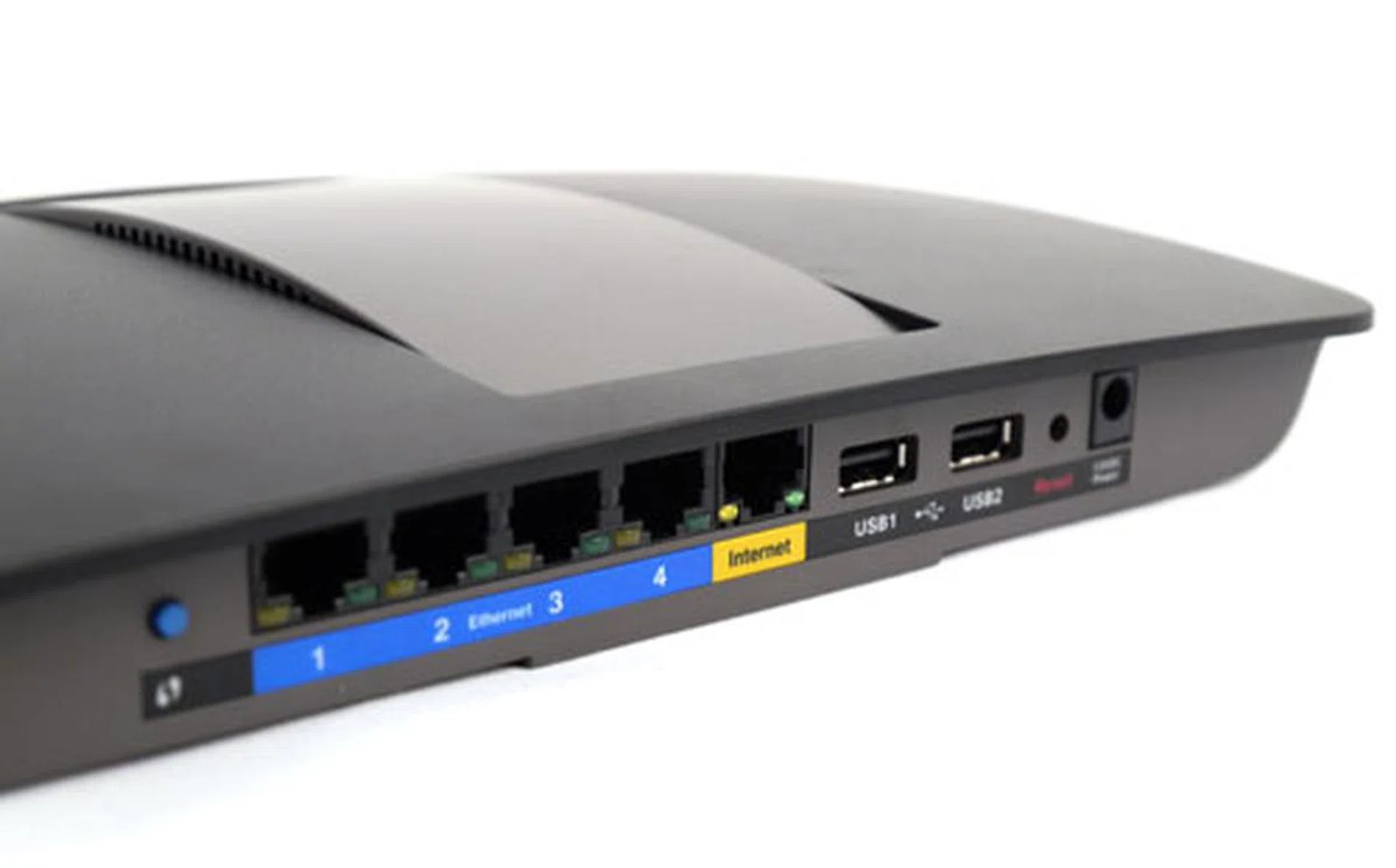 Like its overall design, the back panel is equally uncluttered and fuss-free. There are four Gigabit LAN ports to go around, plus two USB slots with file and printer sharing support. 