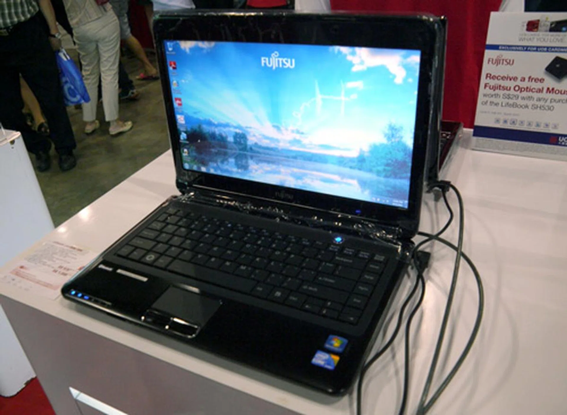 Categorized as a multimedia machine, Fujitsu's LifeBook LH530 sports a Core i5-460M processor and 320GB hard drive. Promo items include a carrying case and option to purchase a 2nd-year limited warranty.